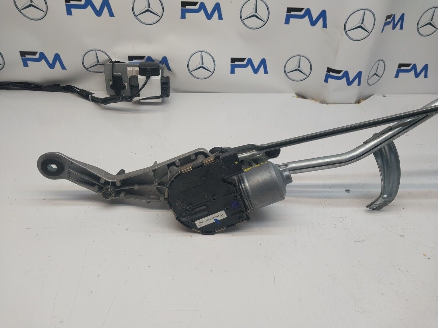 14-21 MERCEDES C CLASS WINDSCREEN WIPER MOTOR & LINKAGE FRONT A2058208202FM00211