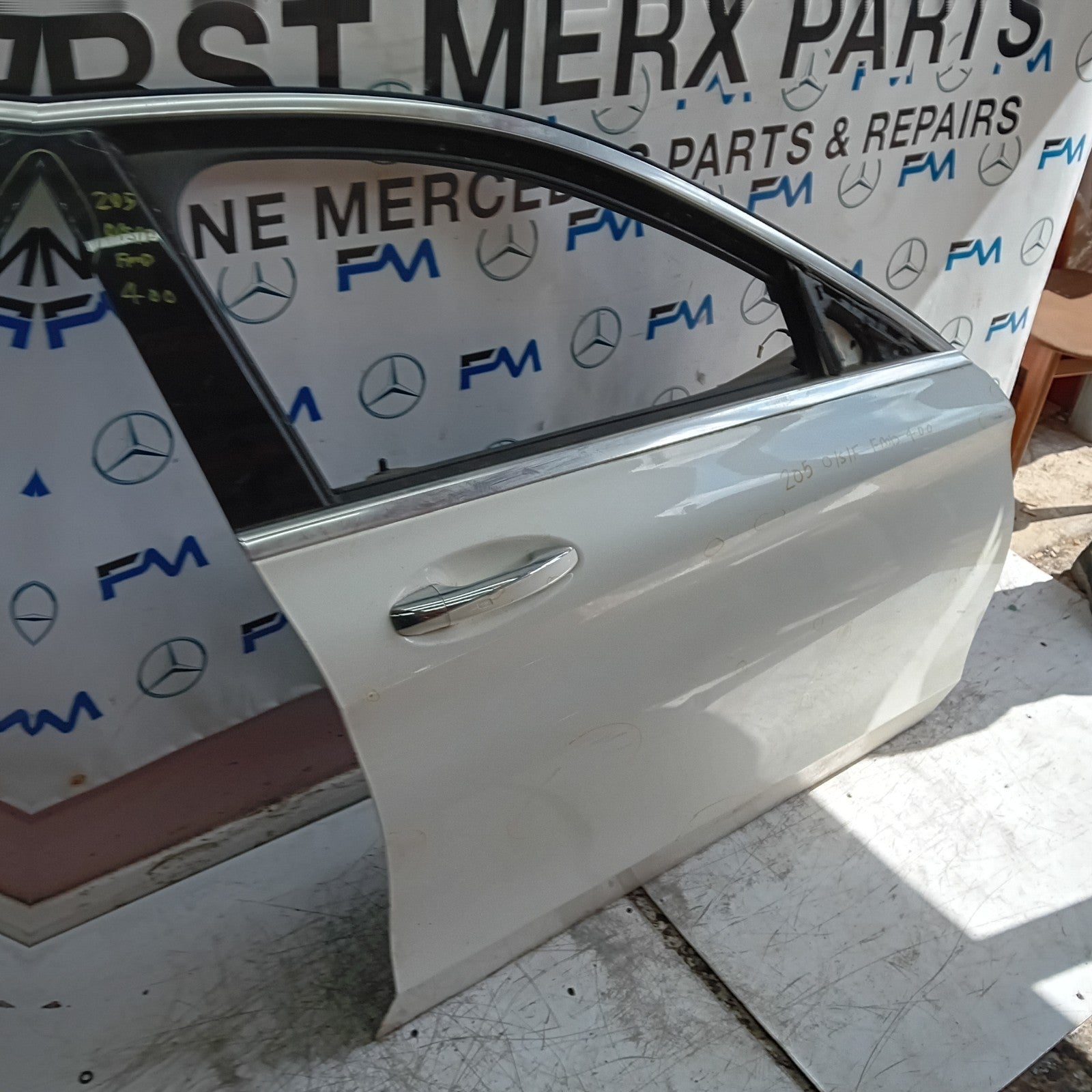 MEECEDS C-CLASS W205 DRIVER FRONT DOOR OSF WHITE 2014 ON COMPLETE FMD400