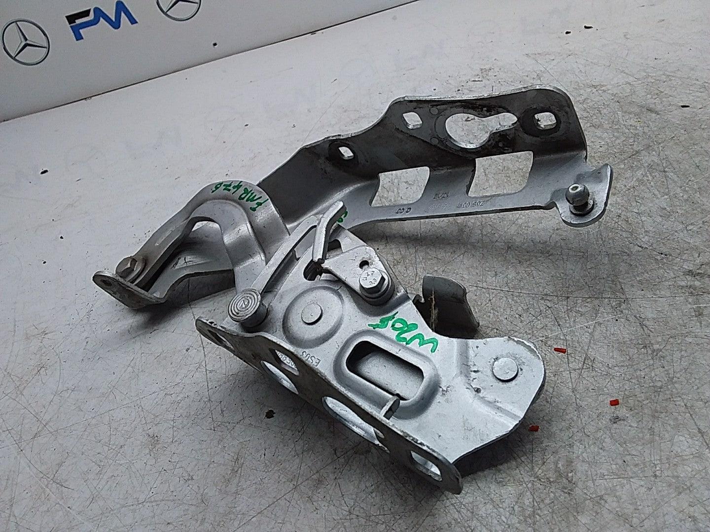 MERCEDES BENZ  C-CLASS W205 BONNET HINGE RIGHT DRIVER SIDE A2058800928 FMR476