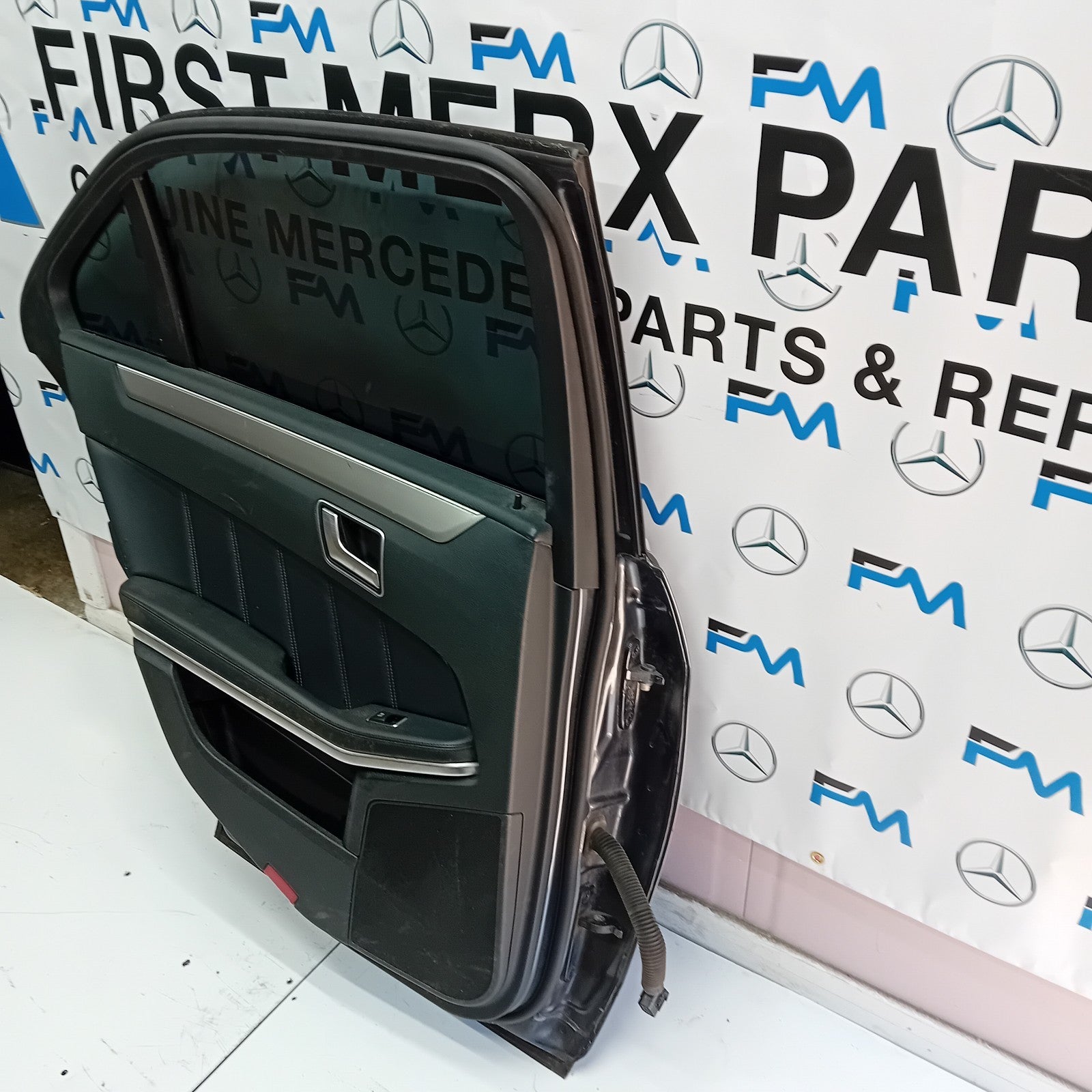 MERCEDES BENZ E-CLASS  W212 PASSENGER SIDE REAR DOOR ( NEAR SIDE REAR ) FM06