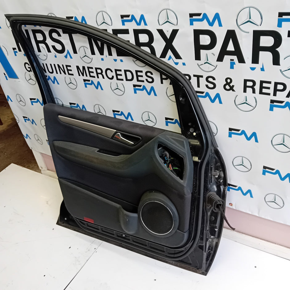 MERCEDES BENZ B-CLASS W245 PASSENGER SIDE FRONT DOOR ( NEAR SIDE FRONT ) FM012
