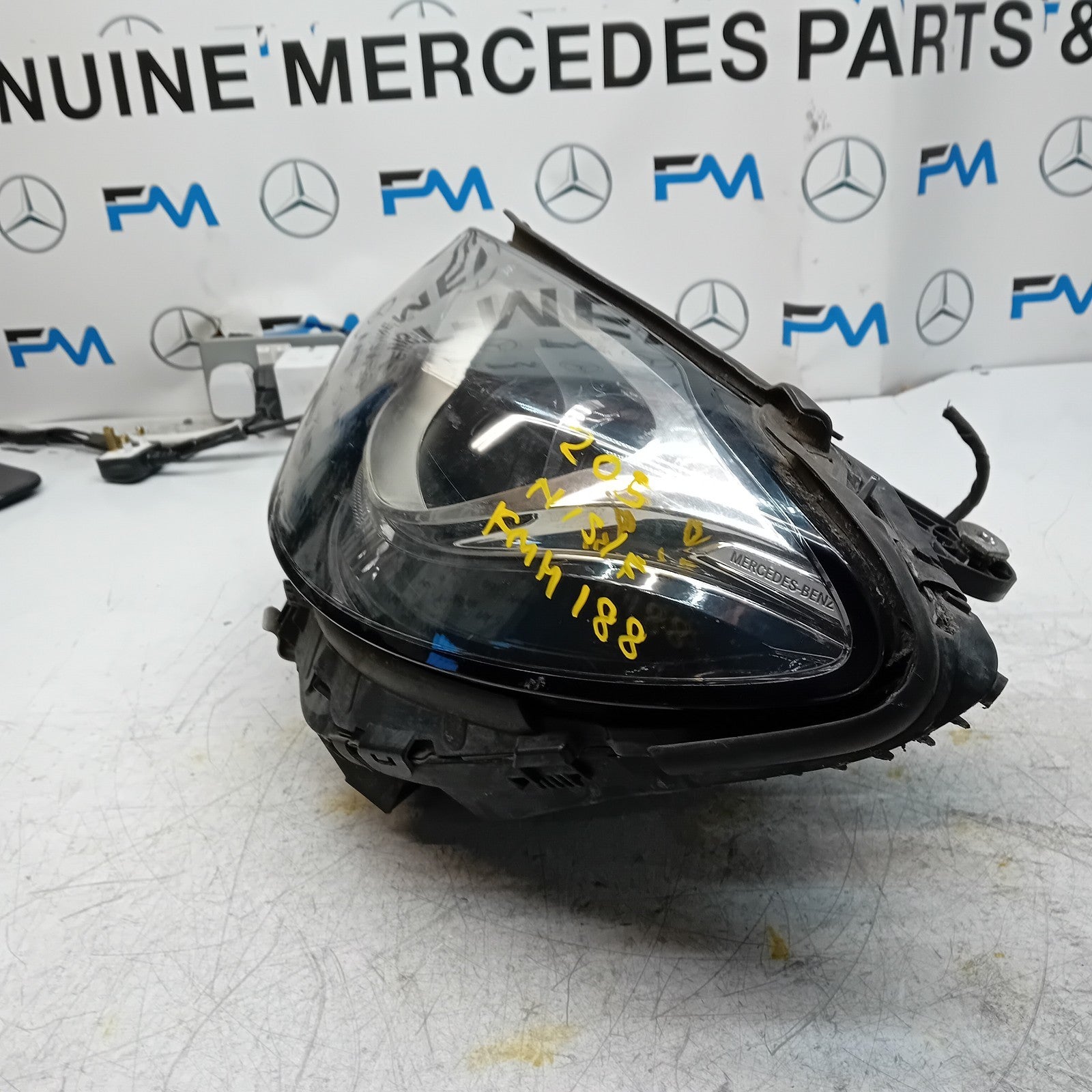 MERCEDES C-CLASS W205 PASSENGER SIDE FRONT HEADLIGHT A2058200761 20l4 FMH188