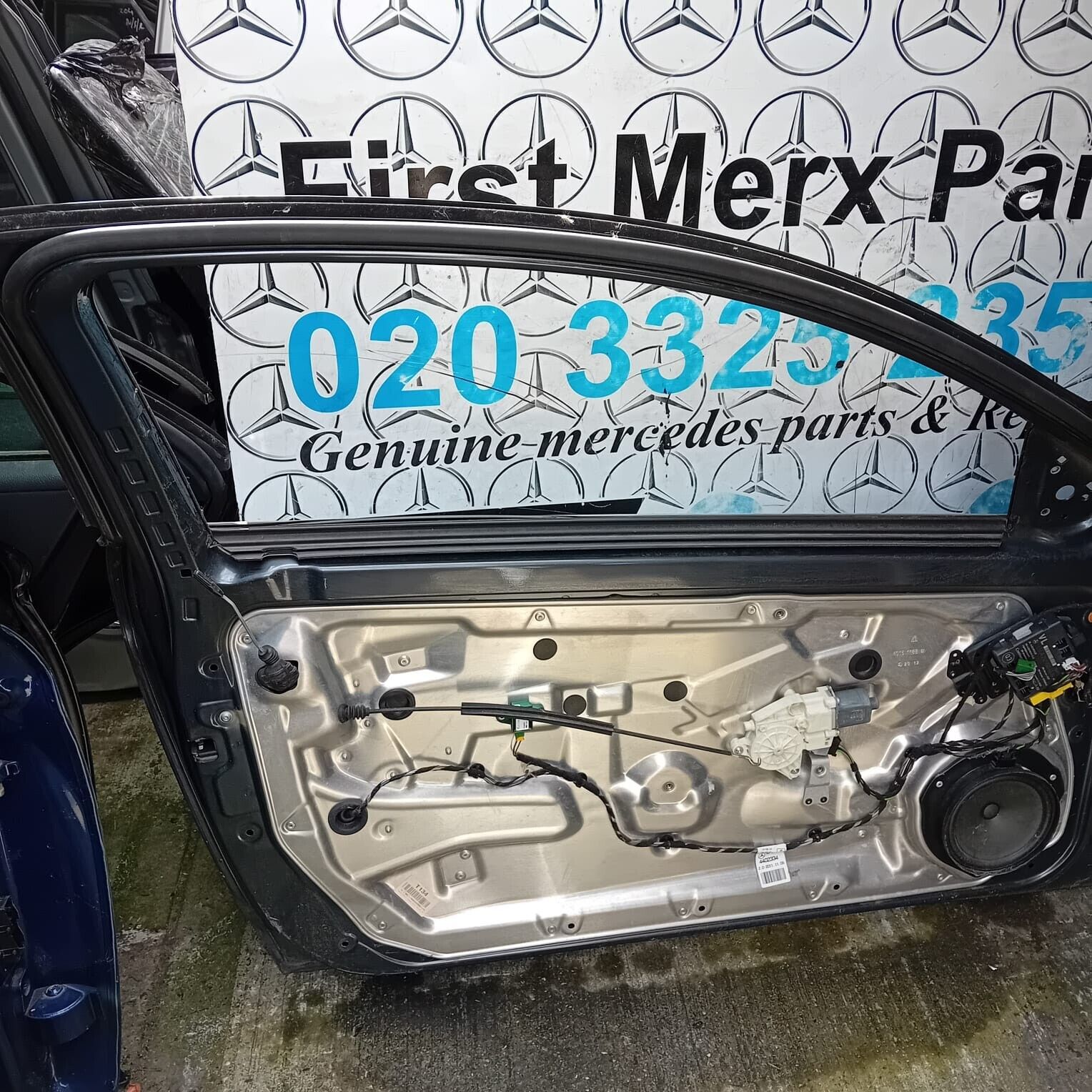 MERCEDES BENZ C-CLASS  W204  PASSENGER SIDE FRONT DOOR ( NEAR SIDE FRONT )