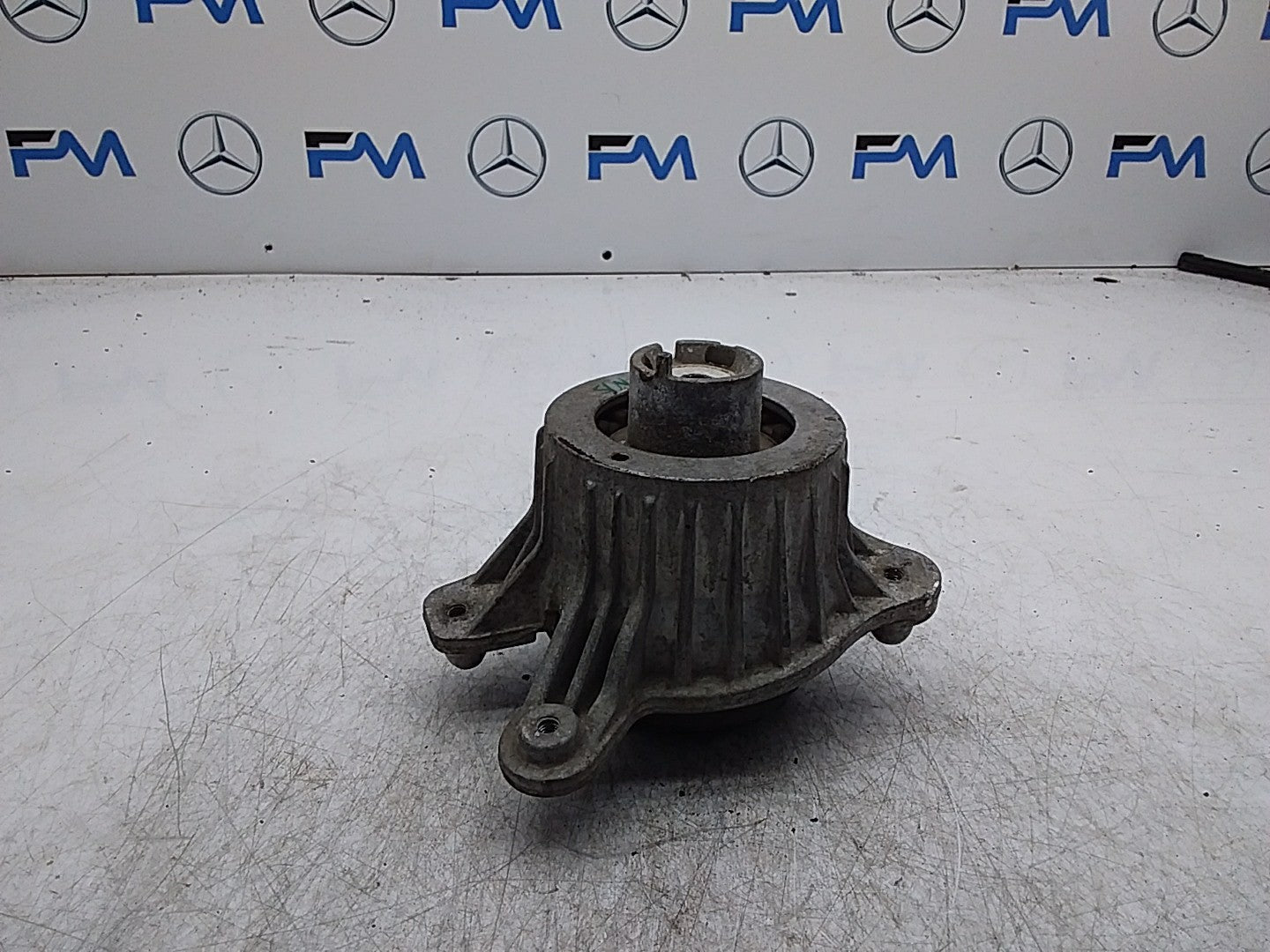 MERCEDES BENZ  C-CLASS  W205  ENGINE MOUNT LEFT NS A2052406617 FMR351