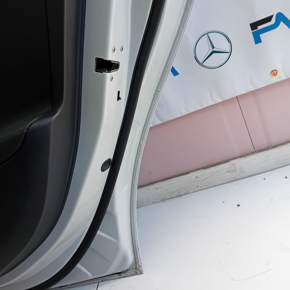 MERCEDES BENZ CLA-CLASS  W118 DRIVER SIDE FRONT DOOR ( OFF SIDE FRONT ) FM07