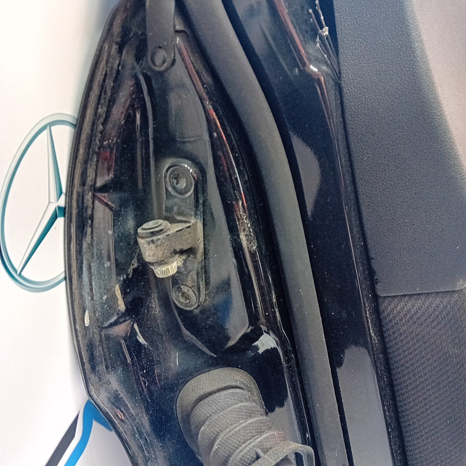 MERCEDES BENZ B-CLASS  W245  DRIVER SIDE FRONT DOOR ( OFF SIDE FRONT ) FM01