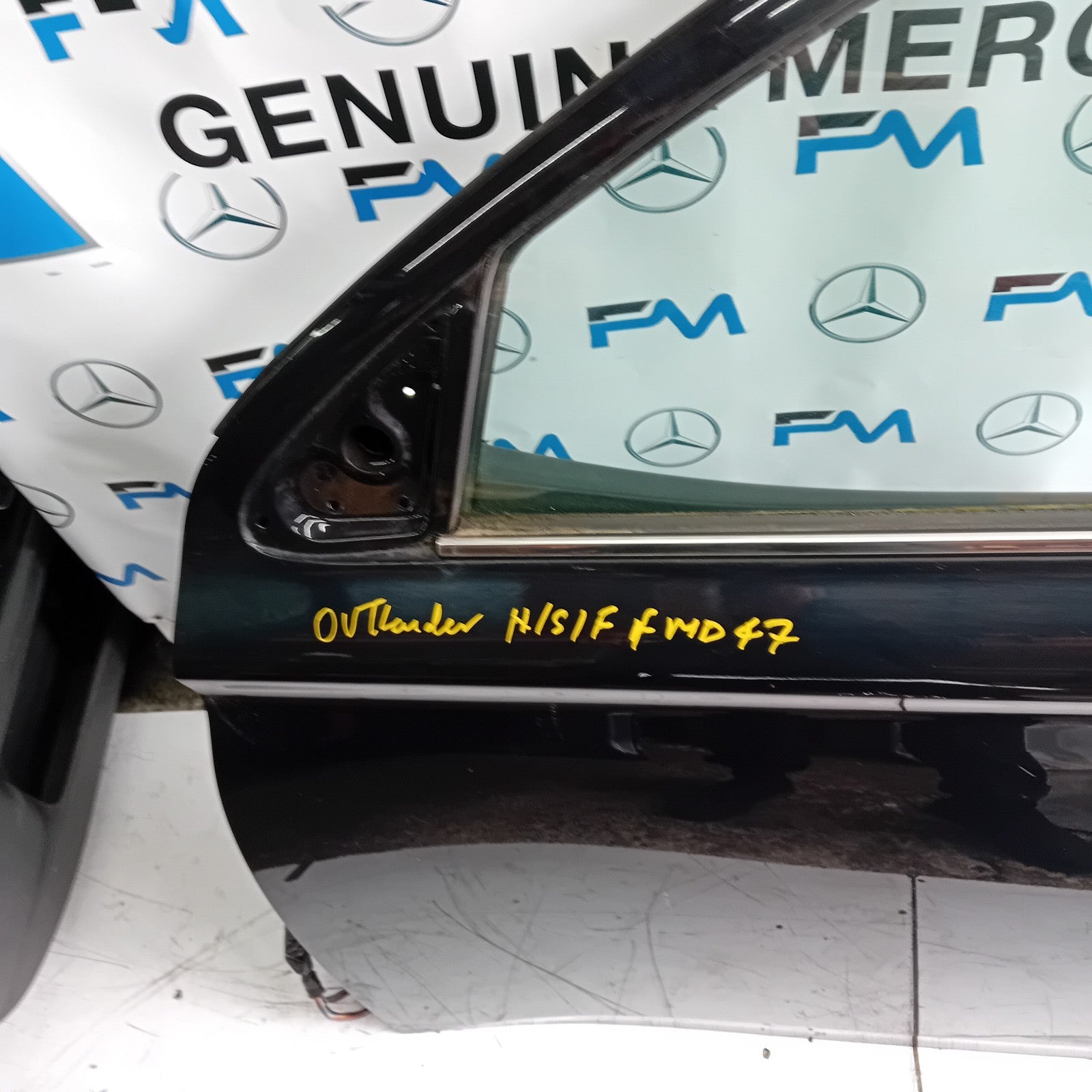 MITSUBISHI OUTLANDER  PASSENGER SIDE FRONT DOOR N/S/F COMPLETE BLACK FMD47