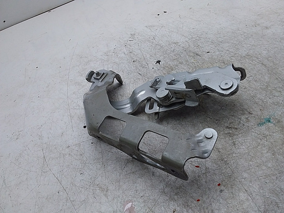 MERCEDES BENZ  C-CLASS W205 BONNET HINGE RIGHT DRIVER SIDE A2058800928 FMR476