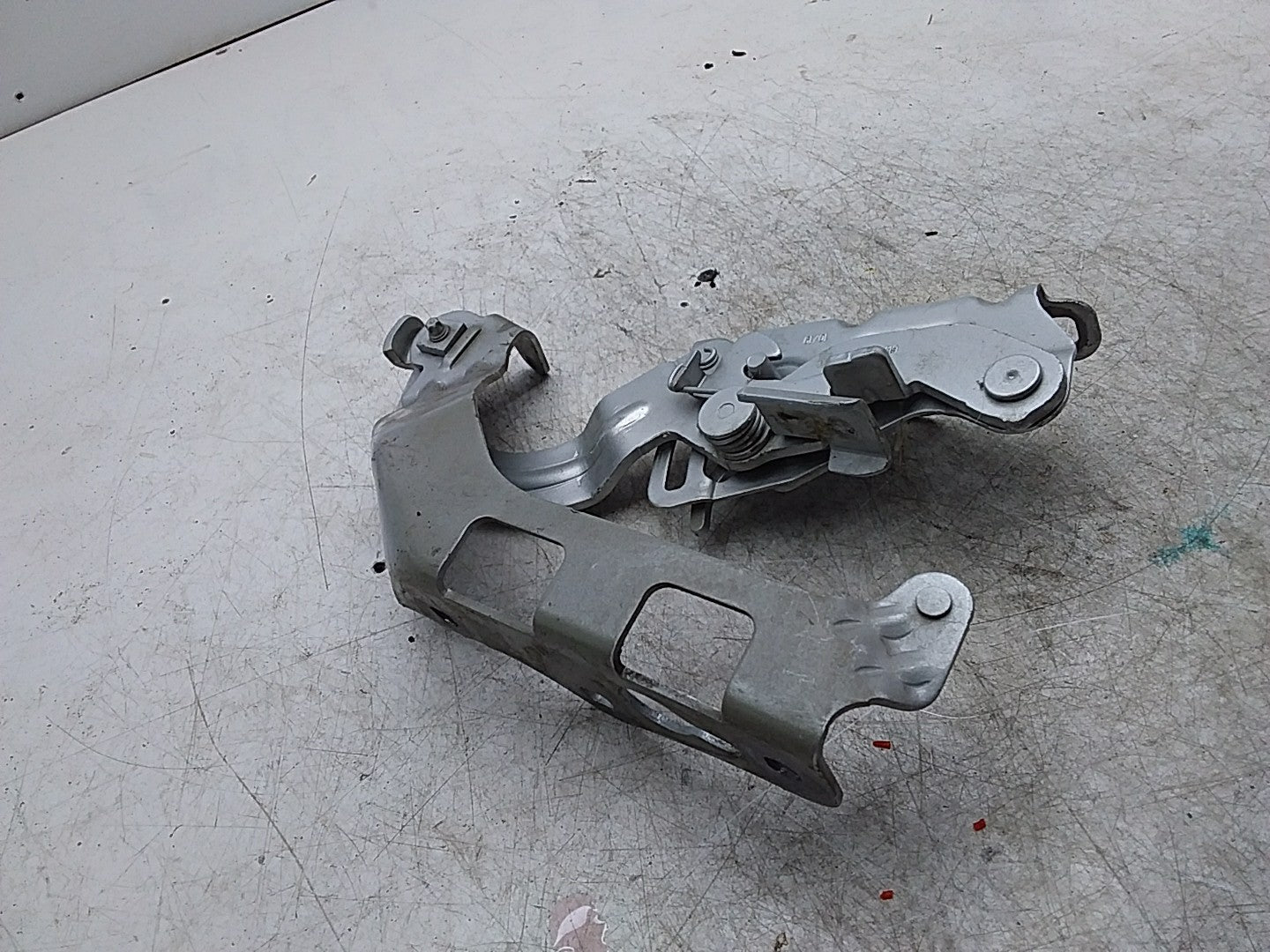 MERCEDES BENZ  C-CLASS W205 BONNET HINGE RIGHT DRIVER SIDE A2058800928 FMR476