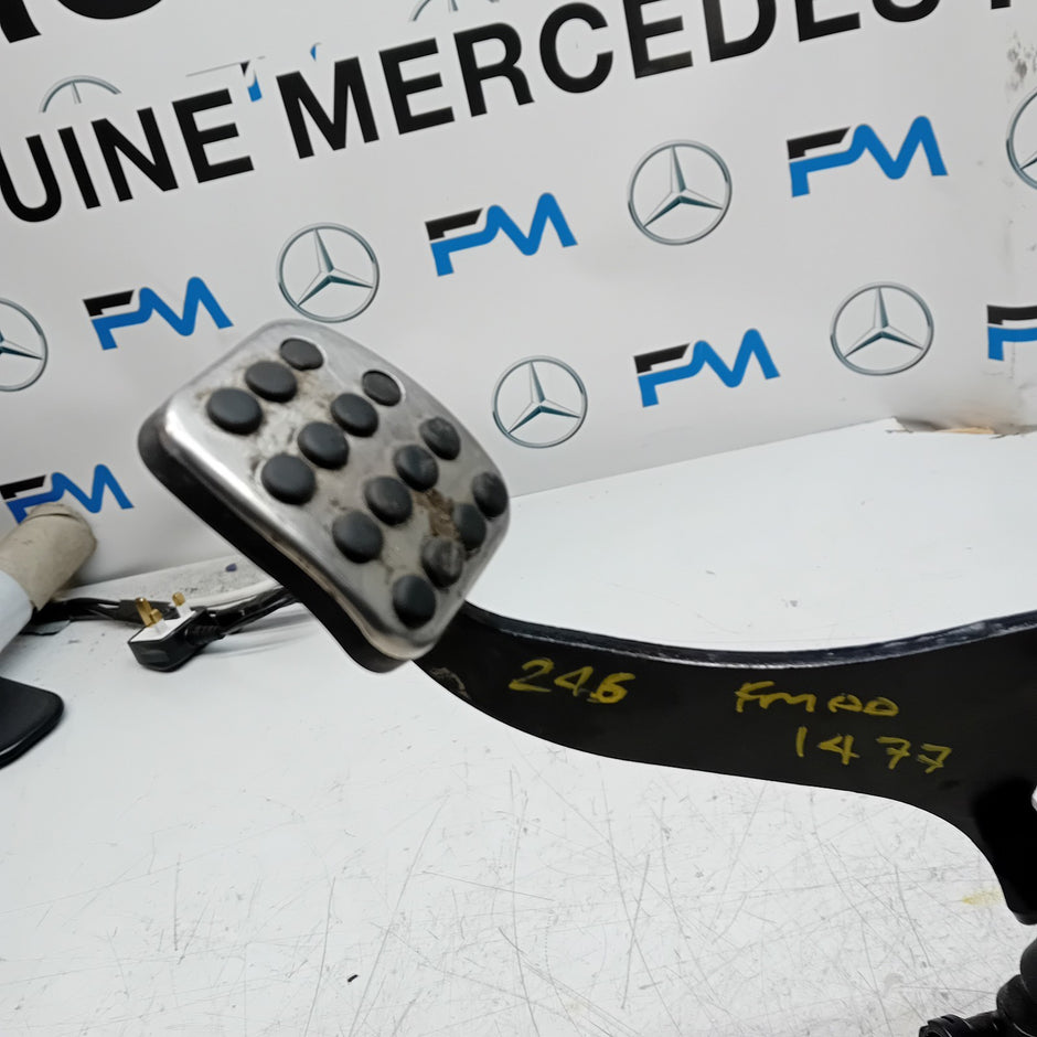 MERCEDES B-CLASS W246 CLUTCH PEDAL WITH CYLIBDER A2462900619 2015  FM001477