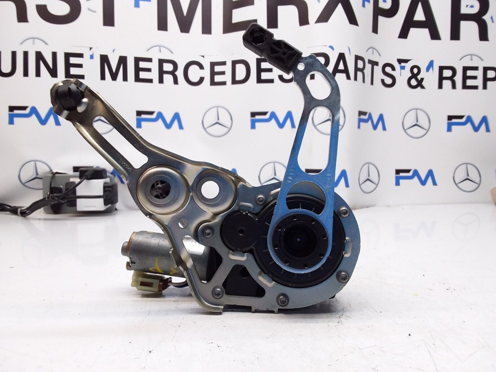 Mercedes C-CLASS W238 TAILGATE LIFT SOFT CLOSE 0390204 124 FM00599
