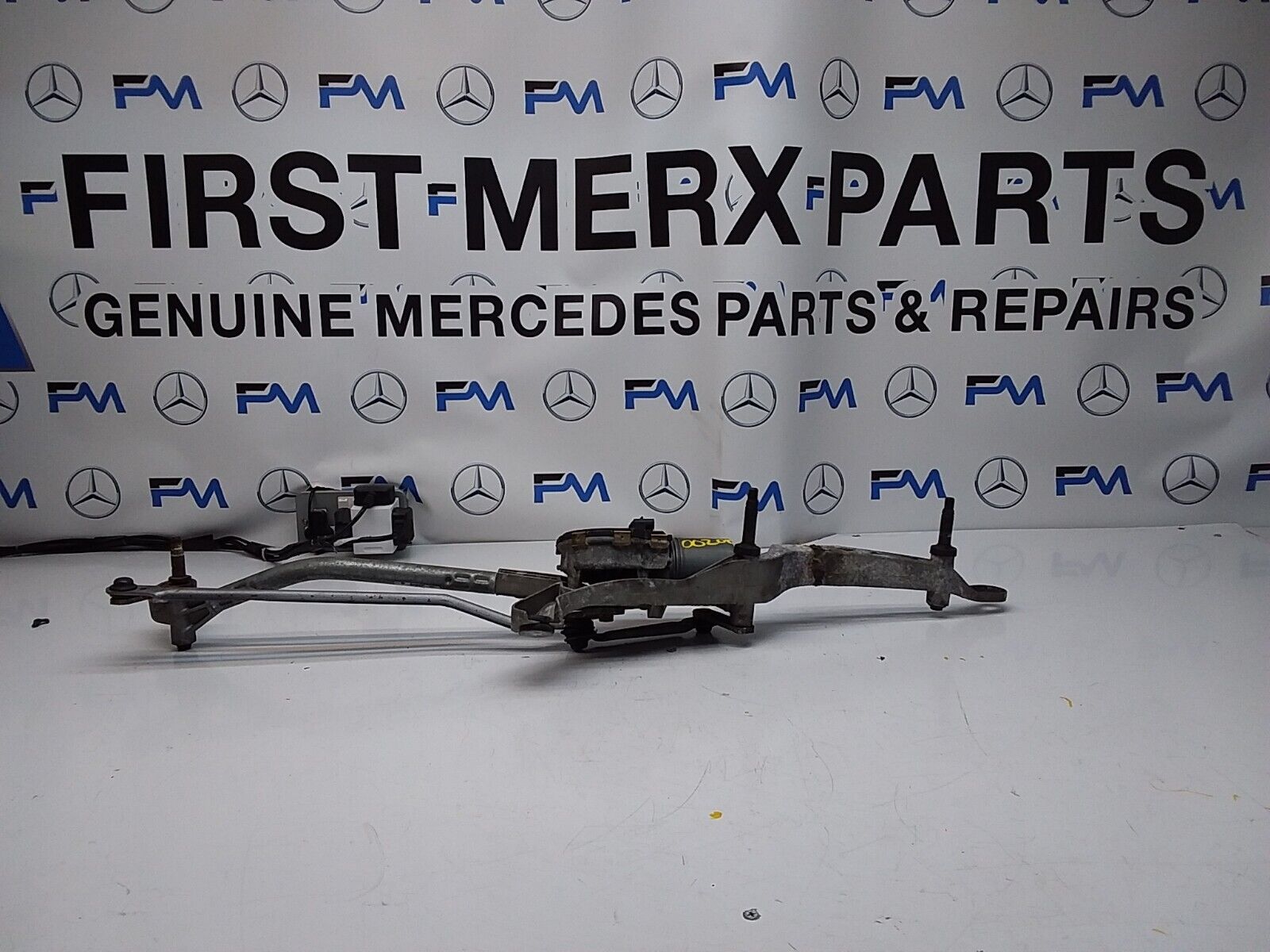 MERCEDES C-CLASS WIPER MOTOR & LINKAGE FRONT A2048201140 W204 2010-2015 FM00200