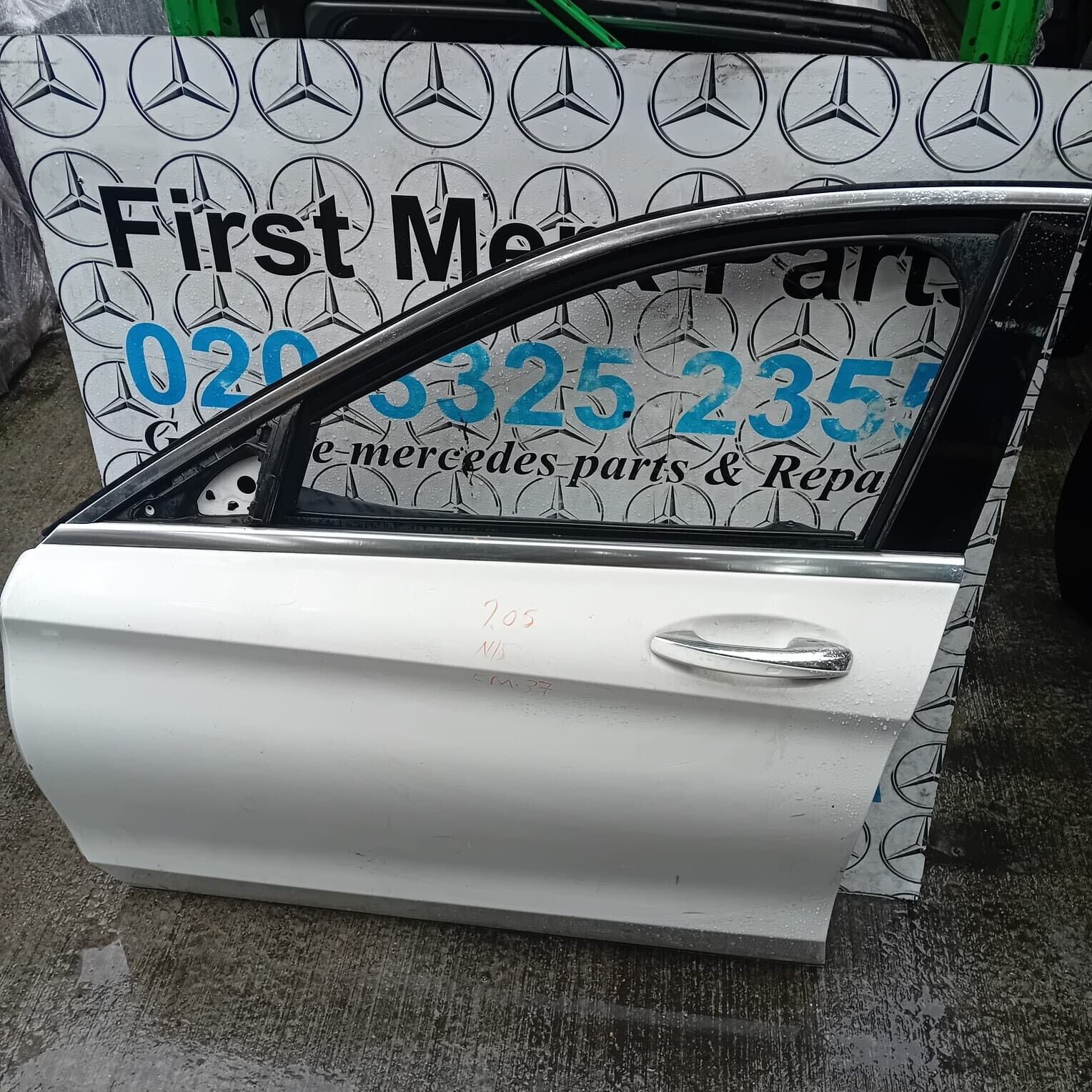 MERCEDES BENZ C-CLASS  W205  PASSENGER SIDE FRONT DOOR ( NEAR SIDE FRONT )