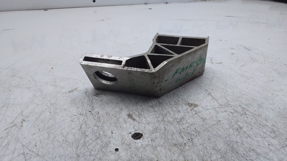 MERCEDES BENZ  C-CLASS  RADIATOR MOUNT BRACKET LEFT SIDE A2055014120  FMR399