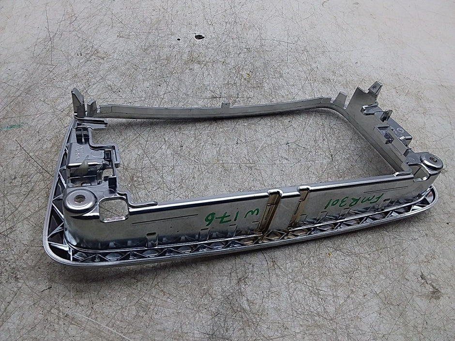 MERCEDES A-CLS W176 STEREO SURROUND TRIM A1766890018 FMR301