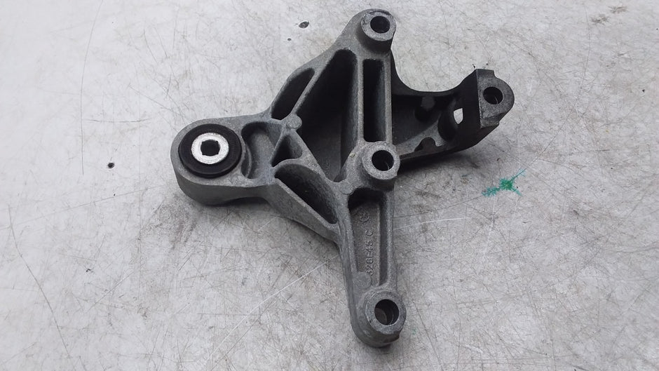 MERCEDES BENZ A-CLS W176 ENGINE MOUNTING BRACKET A2462401809 FMR449