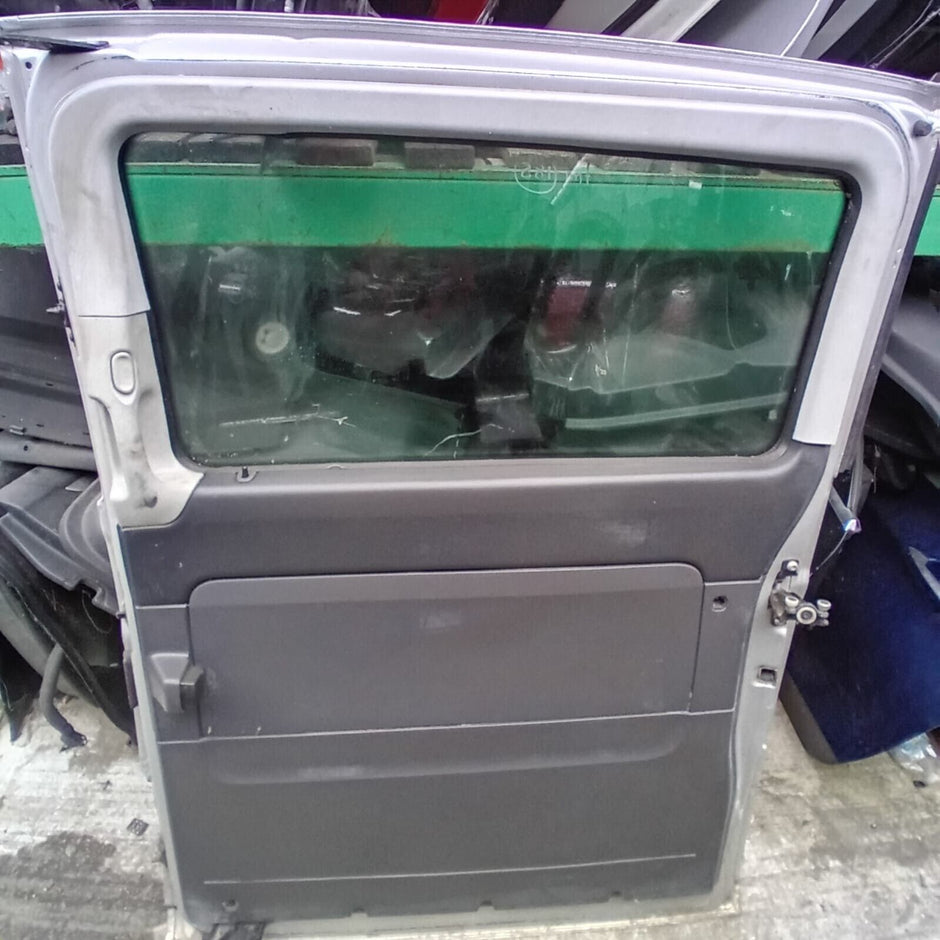 MERCEDES BENZ VITO VIANO W639 PASSENGER SIDE  DOOR ( NEAR SIDE  )