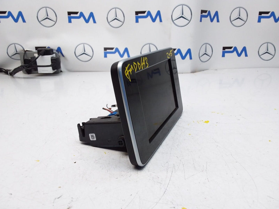MERCEDES C-CLASS W205 2014 SAT NAV MULTIMEDIA SCREEN A2059004113 FM00693