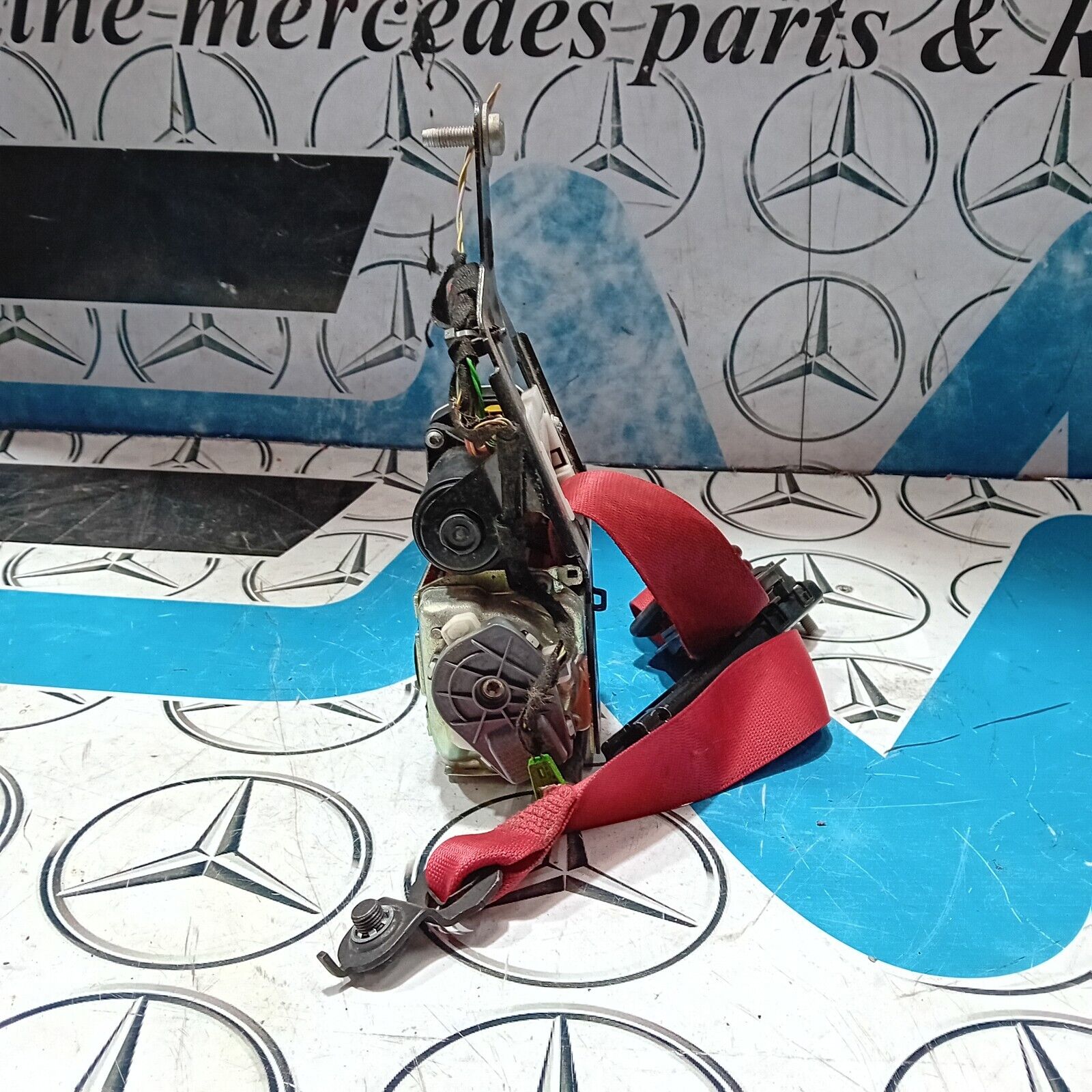 MERCEDES-BENZ C CLASS W204 (SALOON) S204 (ESTATE) O/S/F RED SEAT BELT 2048601885