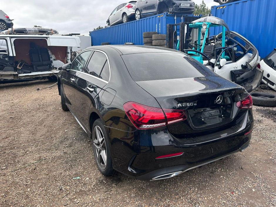 MERCEDES BENZ A-CLASS W177 - BREAKING / FRONT BUMPER AND WINGS