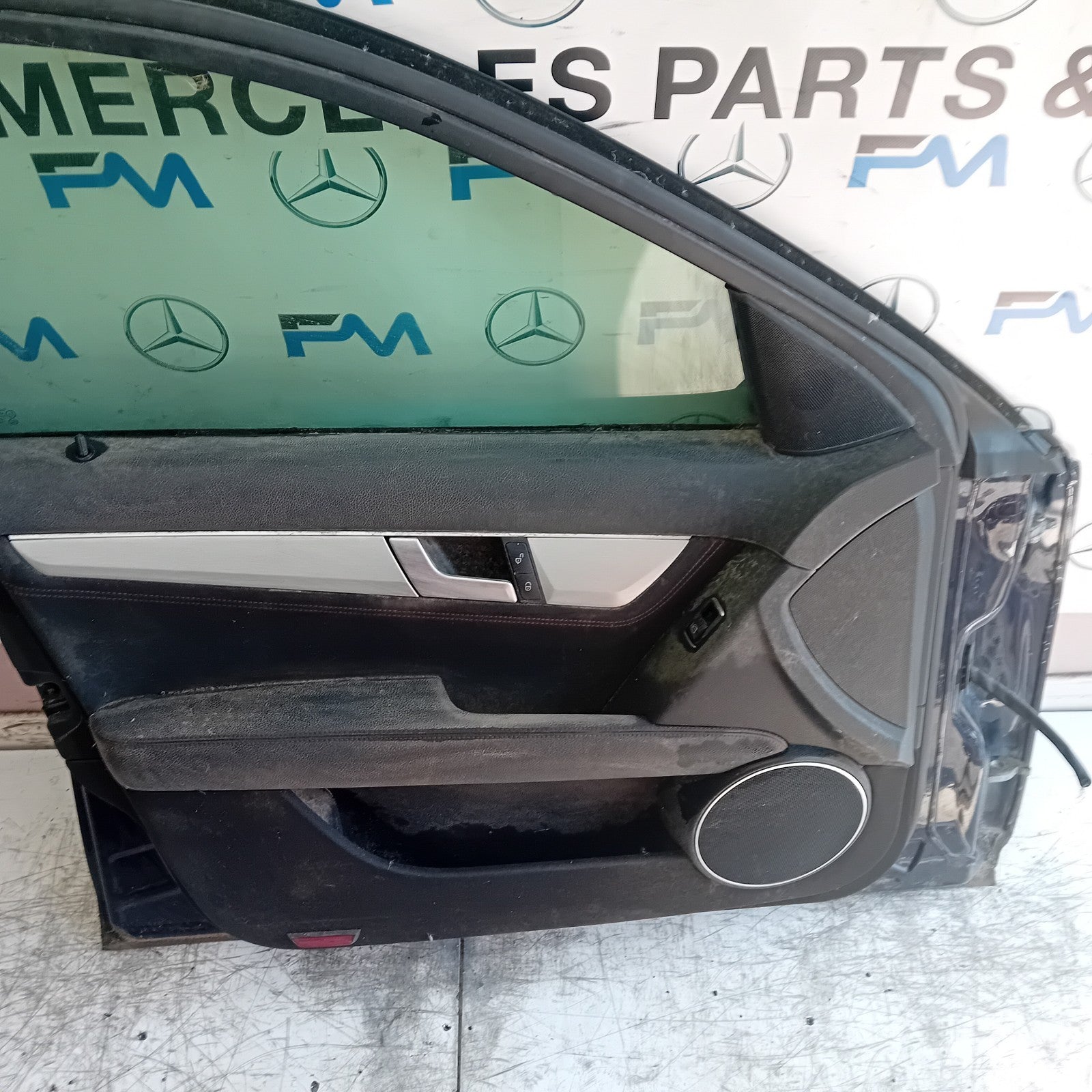 MERCEDES C-CLASS W204 PASSENGER FRONT DOOR NSF 2008-2014 BLACK COMPLETE  FMD511