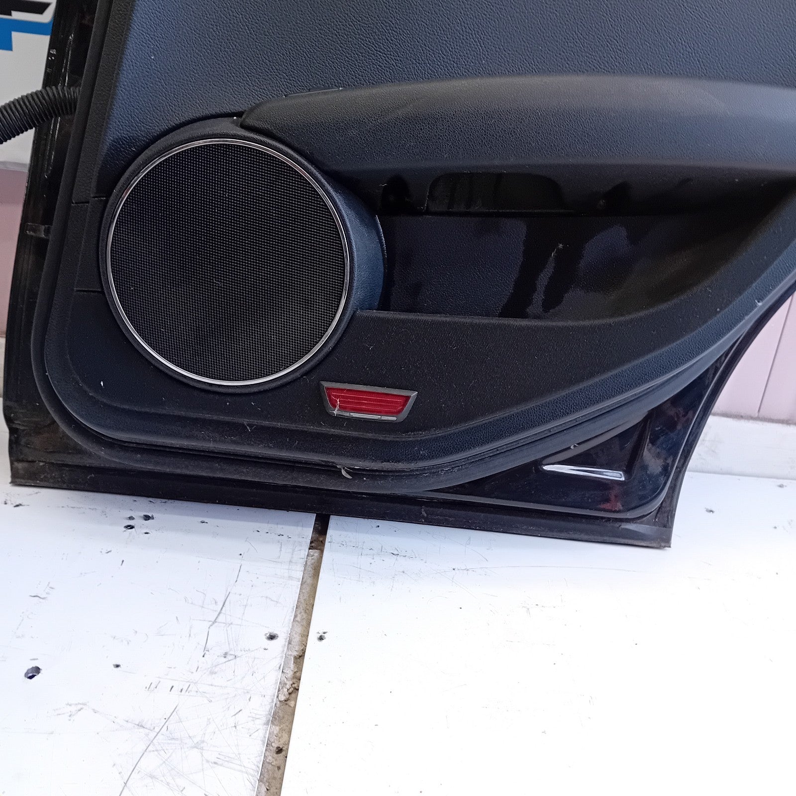MERCEDES BENZ C-CLASS W204 DRIVER SIDE REAR DOOR ( OFF SIDE REAR ) FM010