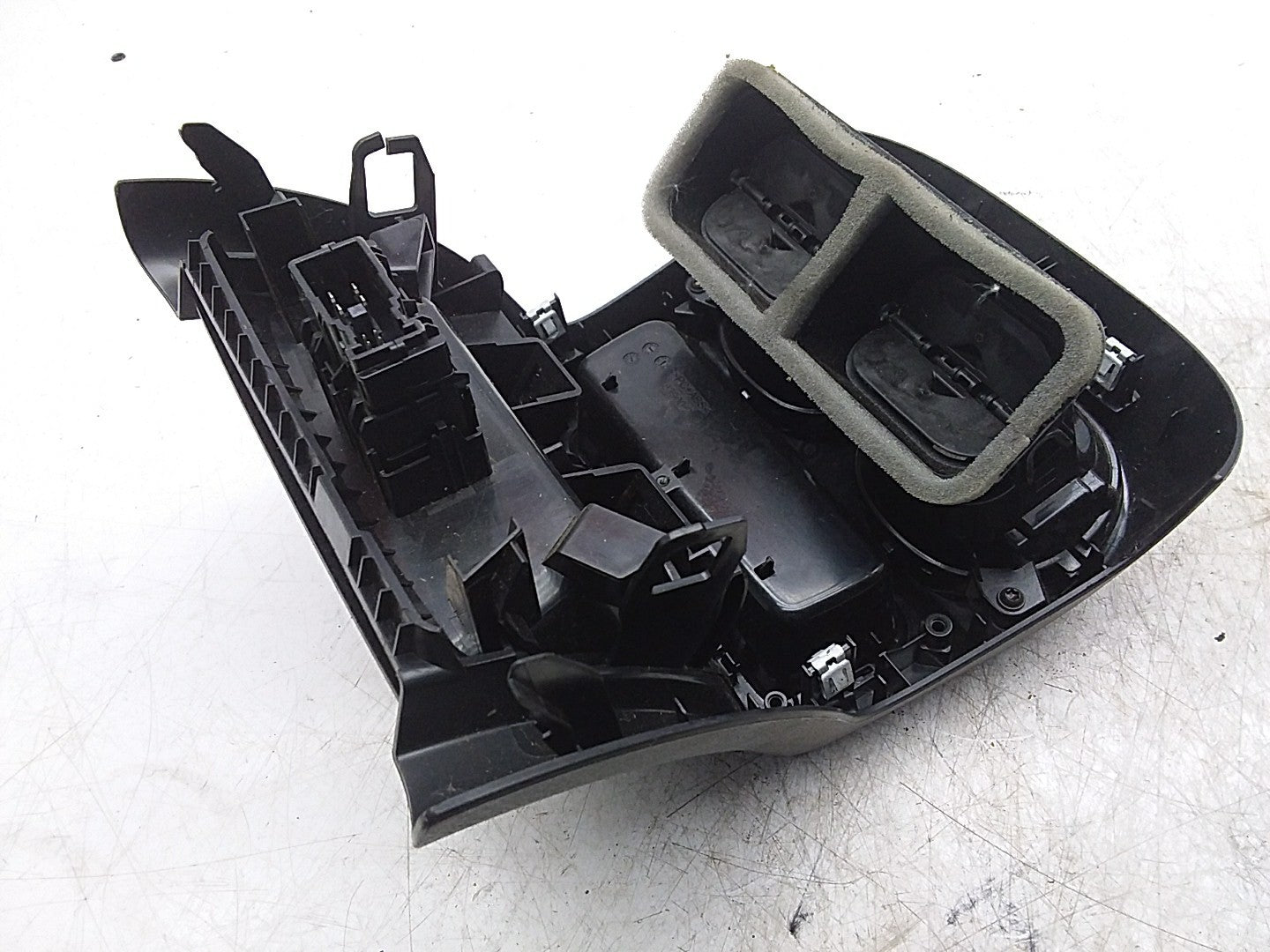 MERCEDES C-CLASS W206 REAR CENTRE AIR VENTS DAMAGED A2066806500 FMR214