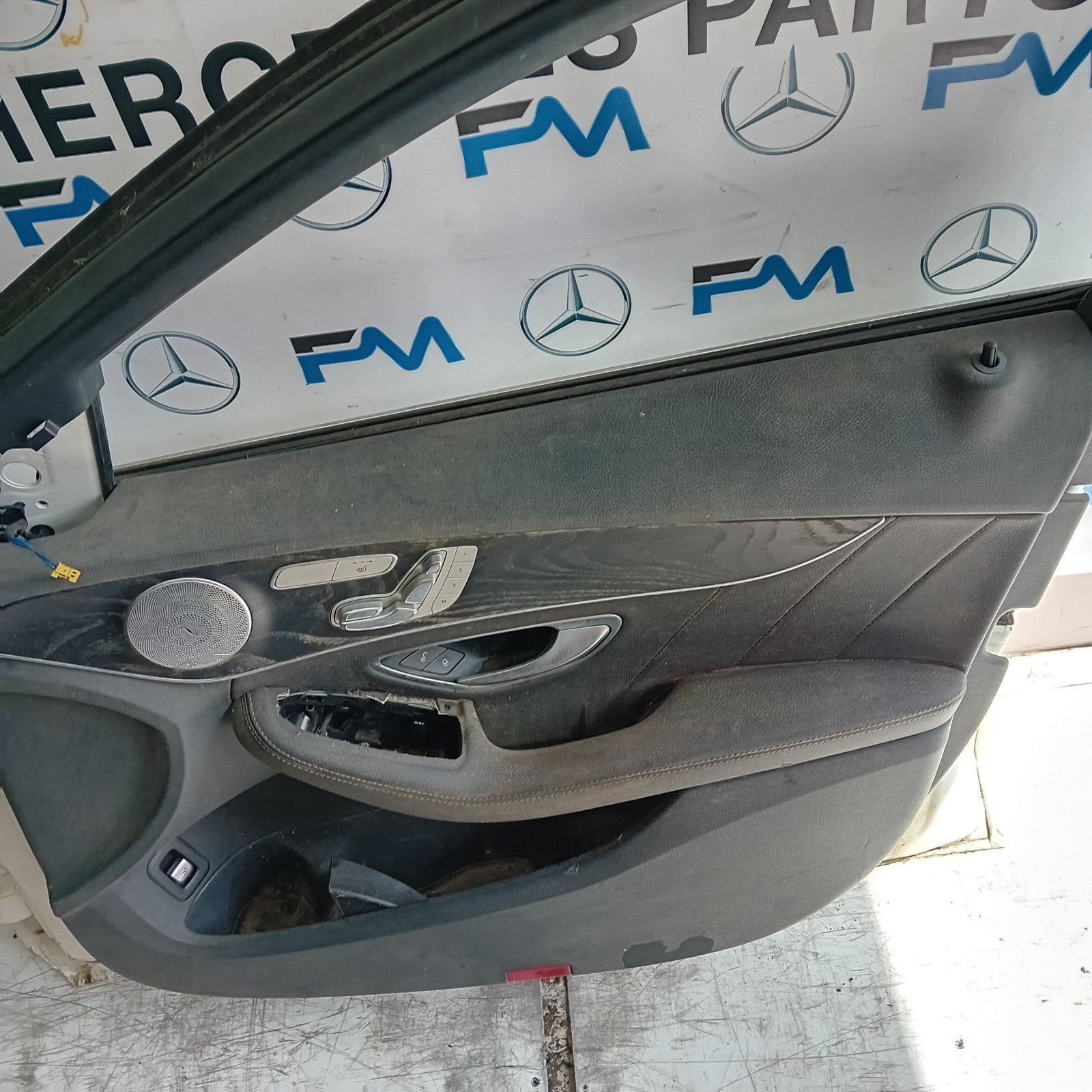 MEECEDS C-CLASS W205 DRIVER FRONT DOOR OSF WHITE 2014 ON COMPLETE FMD400