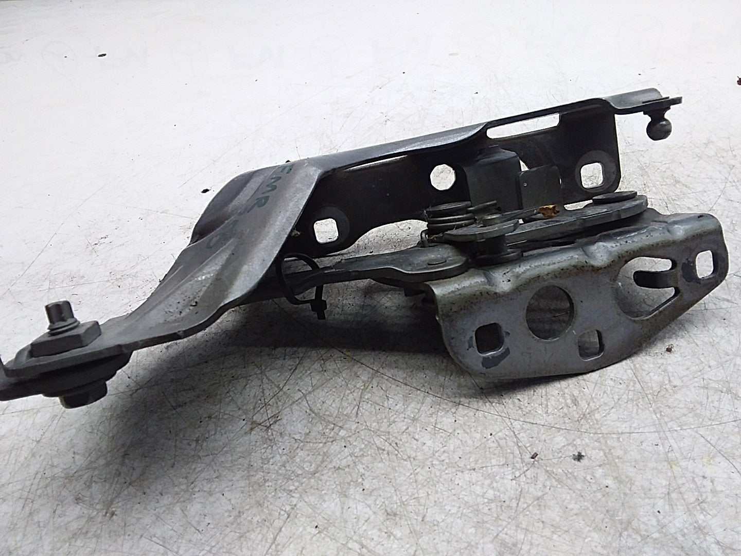 MERCEDES E-CLS W213 FRONT LEFT PASSENGER SIDE NS BONNET HINGE A2138800128 FMR256