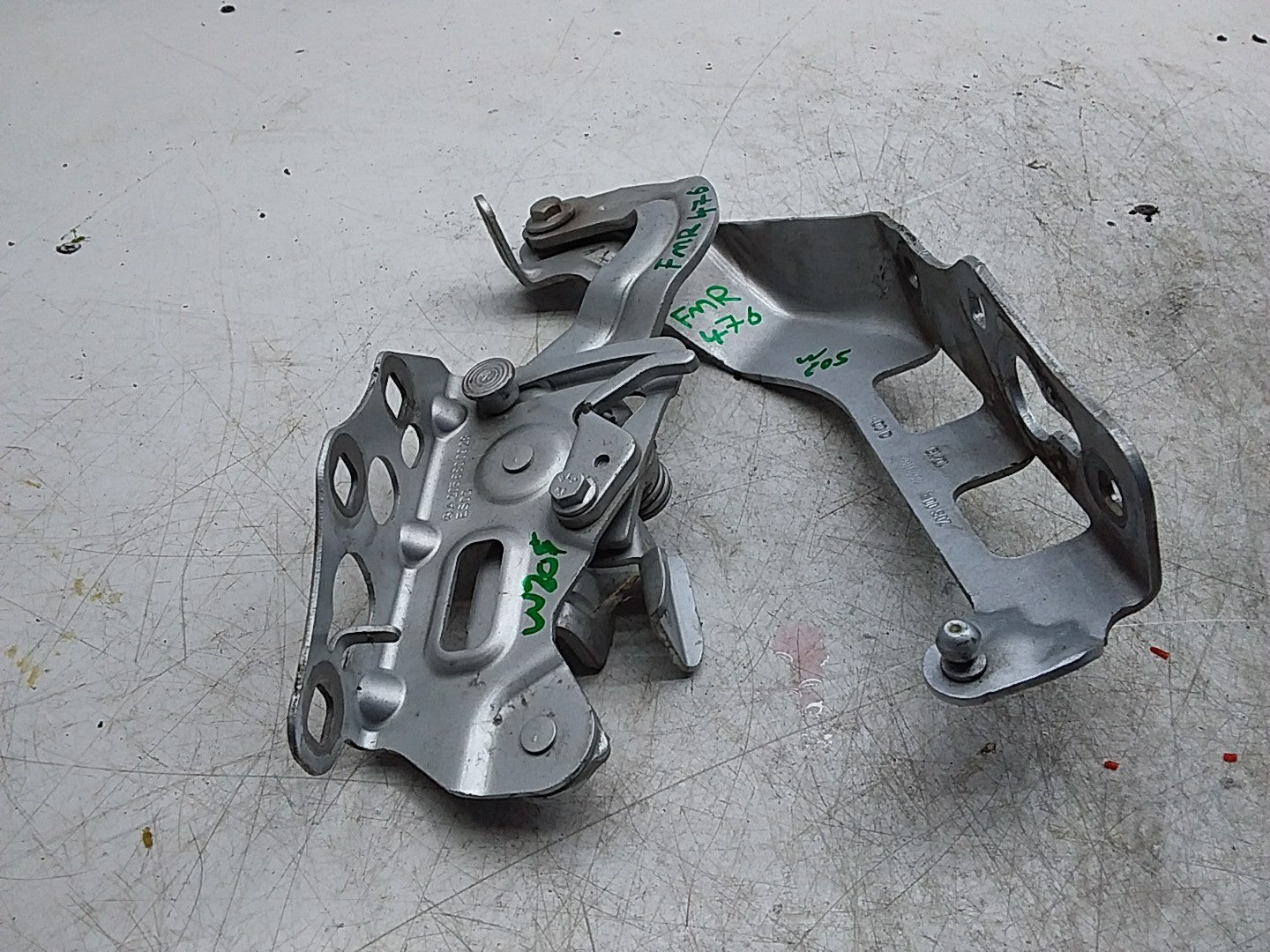 MERCEDES BENZ  C-CLASS W205 BONNET HINGE RIGHT DRIVER SIDE A2058800928 FMR476