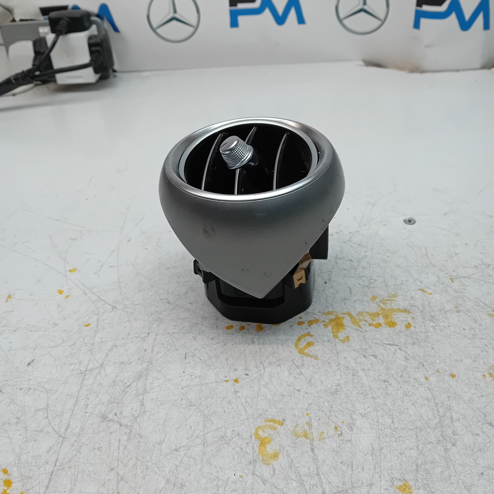 MERCEDES C-CLASS W205 DASHBOARD AIR VENT DRIVER SIDE 2014 A2058304400 FM001178