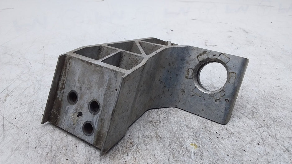 MERCEDES BENZ  C-CLASS  RADIATOR MOUNT BRACKET LEFT SIDE A2055014120  FMR399