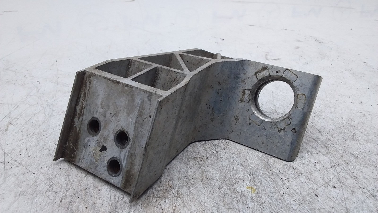 MERCEDES BENZ  C-CLASS  RADIATOR MOUNT BRACKET LEFT SIDE A2055014120  FMR399