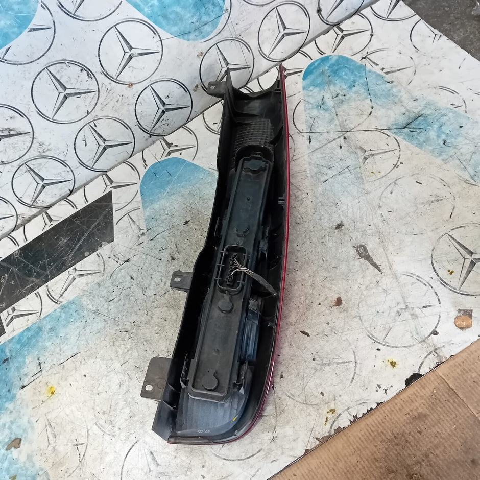 MERCEDES VITO W639 REAR  PASSENGER SIDE  ( NEAR SIDE ) TAIL LIGHT