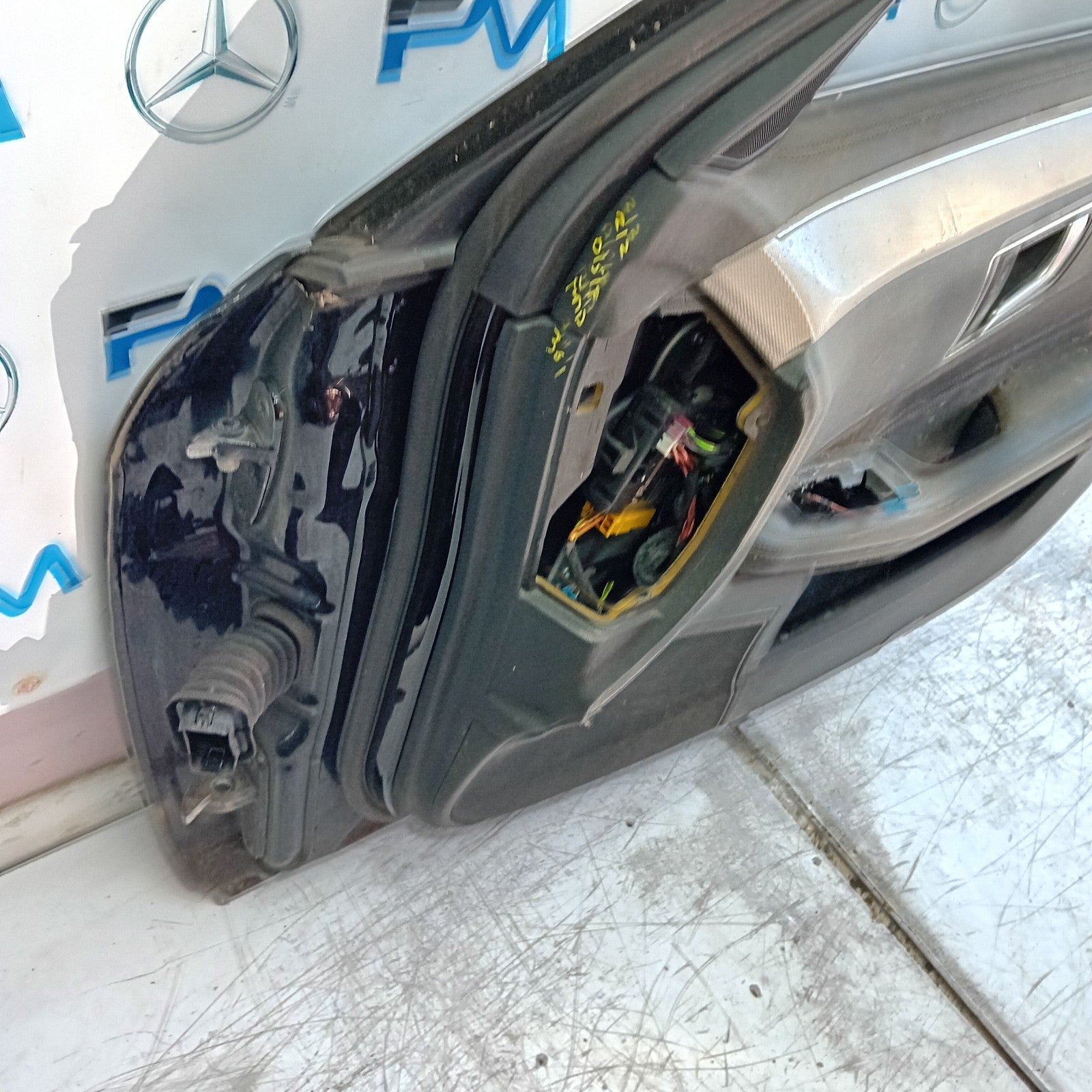 MERCEDES E-CLASS W212 SLN DRIVER FRONT DOOR OSF 2009-16 BLACK COMPLETE FMD361