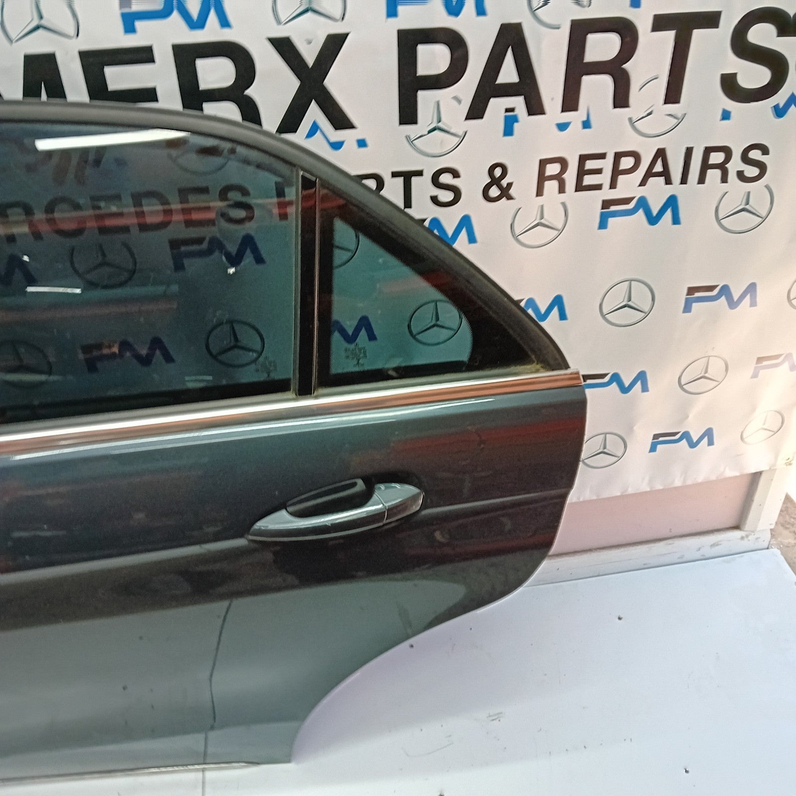 MERCEDES BENZ E-CLASS  W212 PASSENGER SIDE REAR DOOR ( NEAR SIDE REAR ) FM06
