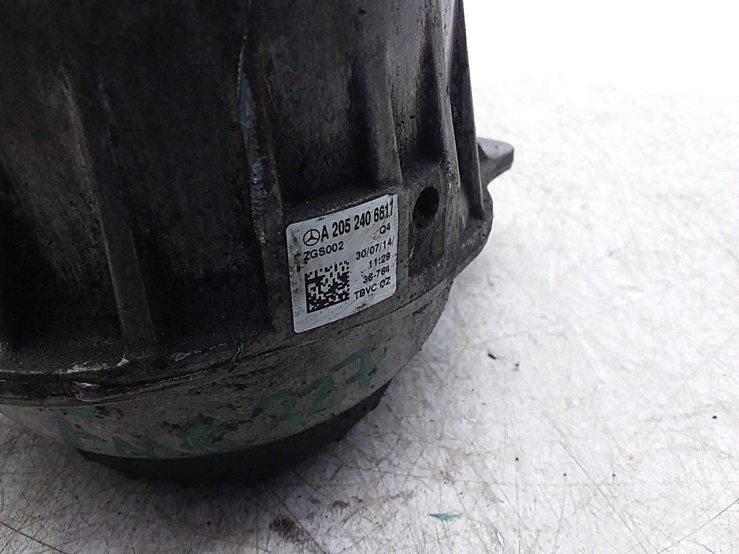 MERCEDES BENZ  C-CLASS W205  ENGINE MOUNT LEFT NS A2052406617 FMR327