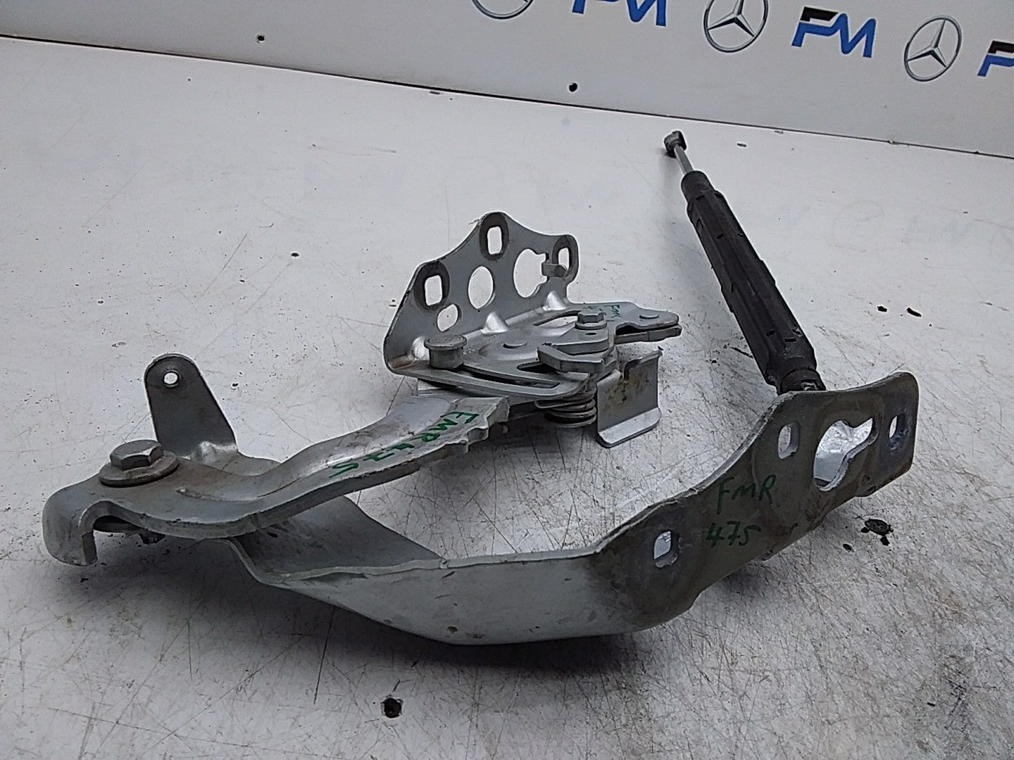 MERCEDES BENZ  C-CLASS W205 BONNET HINGE LEFT PASSENGER SIDE A2058800828 FMR475