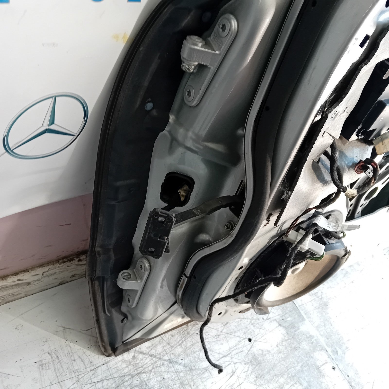 MERCEDES BENZ  E-CLASS W212 DRIVER FRONT DOOR OSF SILVER 2013  FMD483