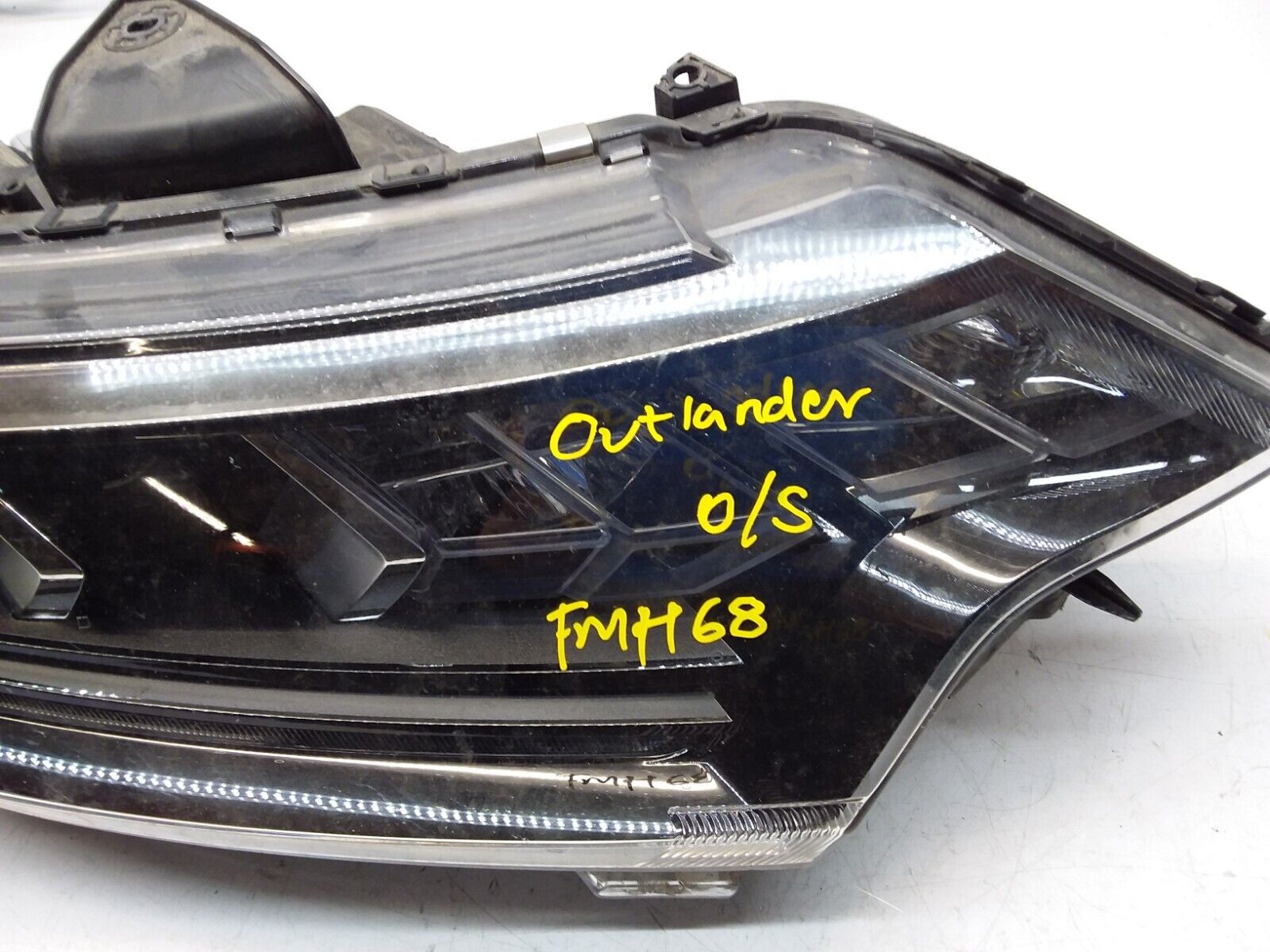 MITSUBISHI OUTLANDER MK3 2018 HEADLIGHT DRIVER SIDE LEFT R009A Z8CX FMH68