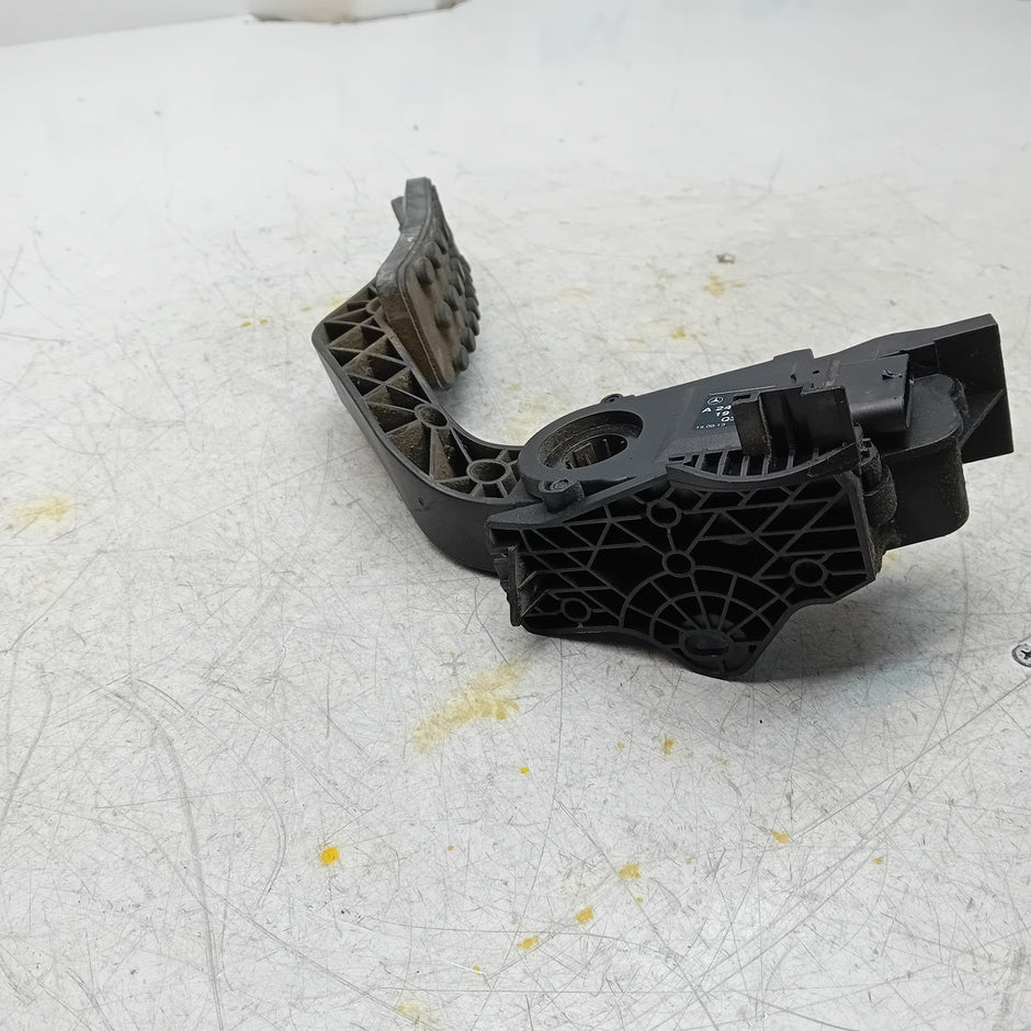 MERCEDES BENZ  B-CLASS W246 THROTTLE ACCELERATOR A2463001904 2015  FM001478