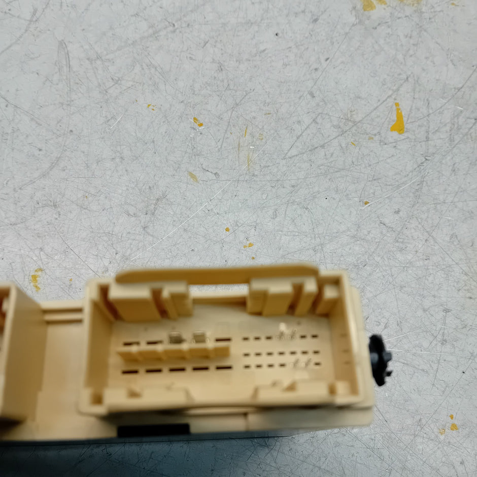 MERCEDES C-CLASS W205 FRONT LEFT SEAT CONTROL MODULE A2479003814 FM001195