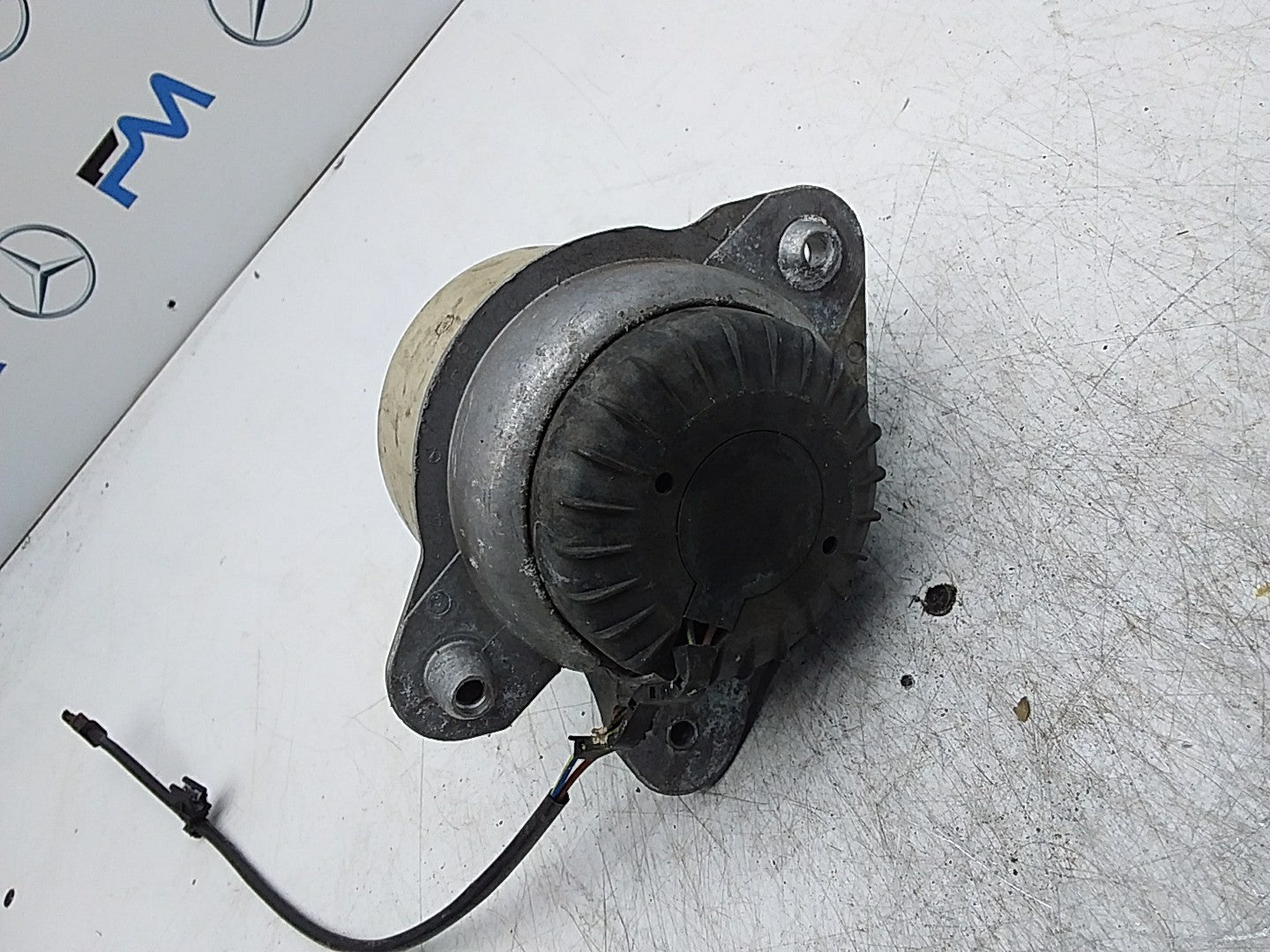 MERCEDES BENZ  S-CLASS W222  ENGINE MOUNT RIGHT OS A2222408100 FMR334