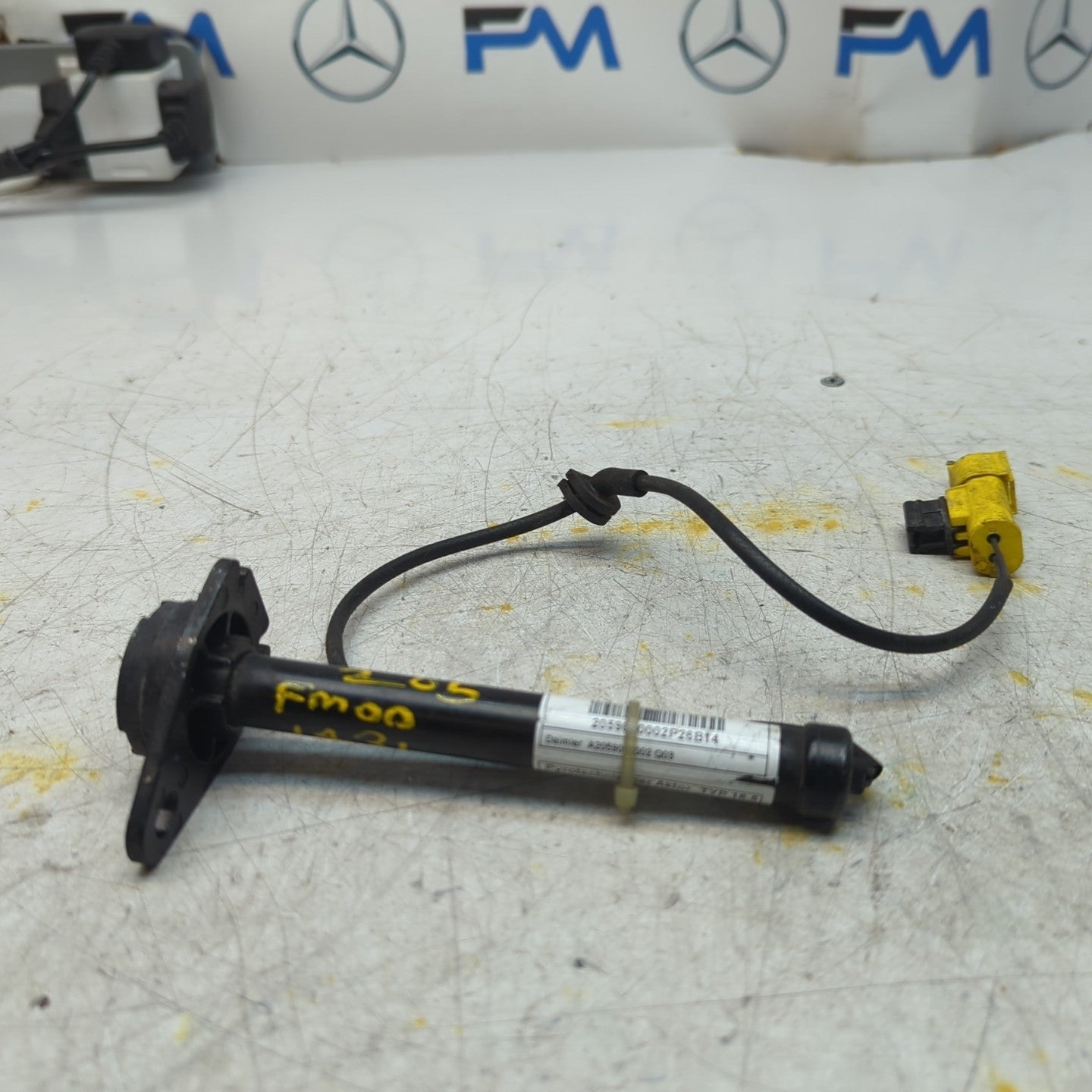 MERCEDES C CLASS W205 BONNET PEDESTRIAN ACTUATOR A2059060002 2014 FM001431