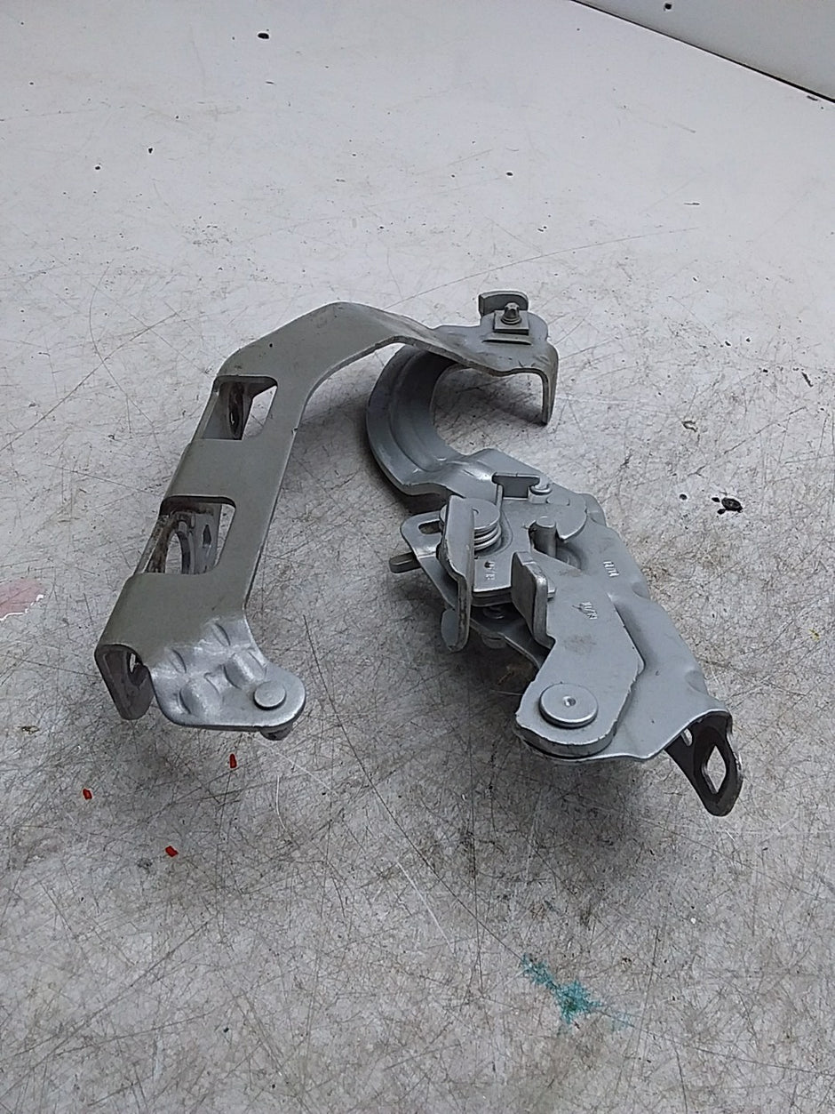 MERCEDES BENZ  C-CLASS W205 BONNET HINGE RIGHT DRIVER SIDE A2058800928 FMR476