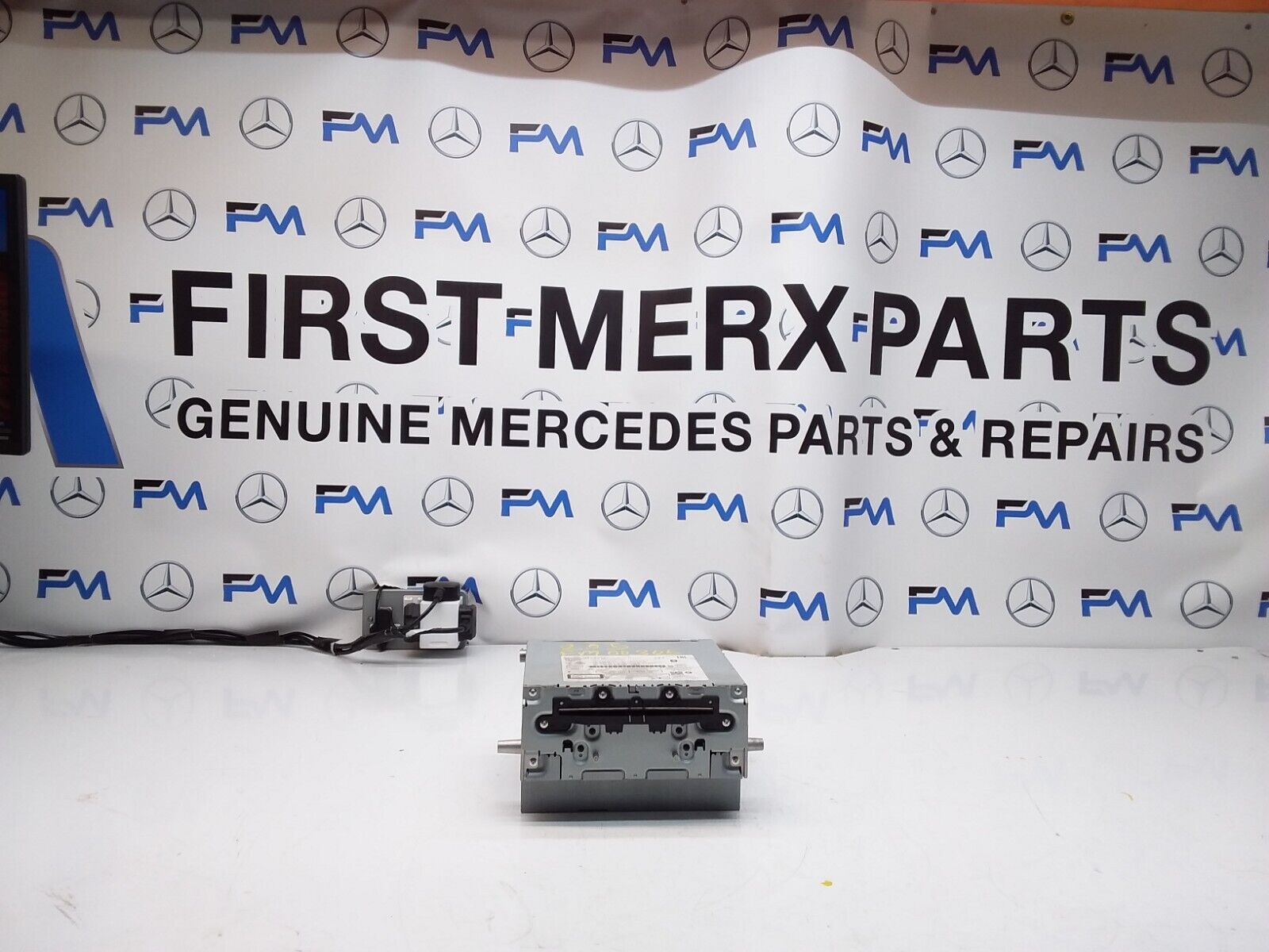 MERCEDES BENZ C CLASS W205 2017 RADIO CD  STEREO HEAD UNIT  A2059008937 FM00305