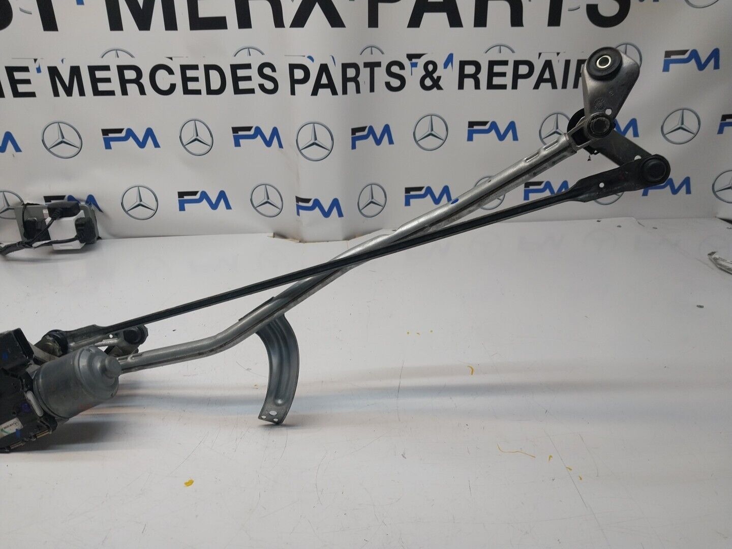 14-21 MERCEDES C CLASS WINDSCREEN WIPER MOTOR & LINKAGE FRONT A2058200940FM00219