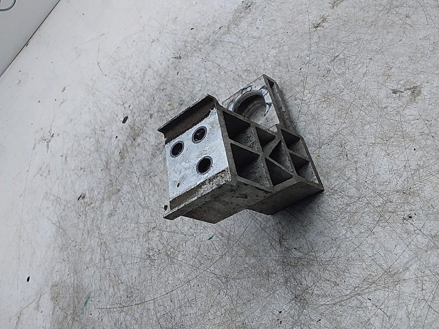 MERCEDES E-CLASS W213 RADIATOR SUPPORT BRACKET  FMR279