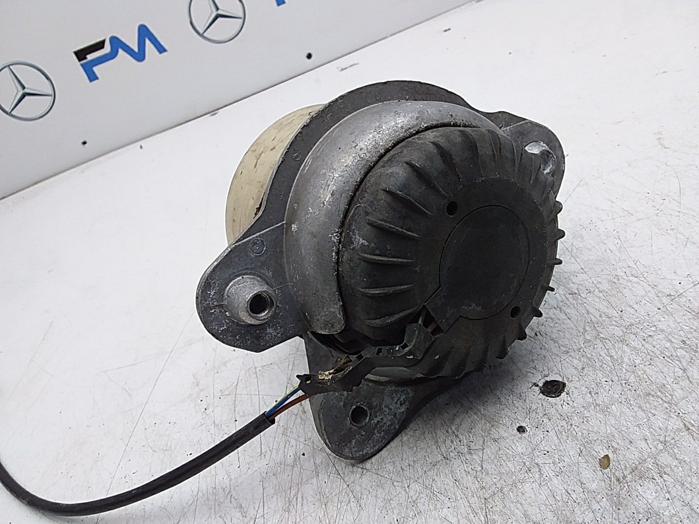 MERCEDES BENZ  S-CLASS W222  ENGINE MOUNT RIGHT OS A2222408100 FMR334