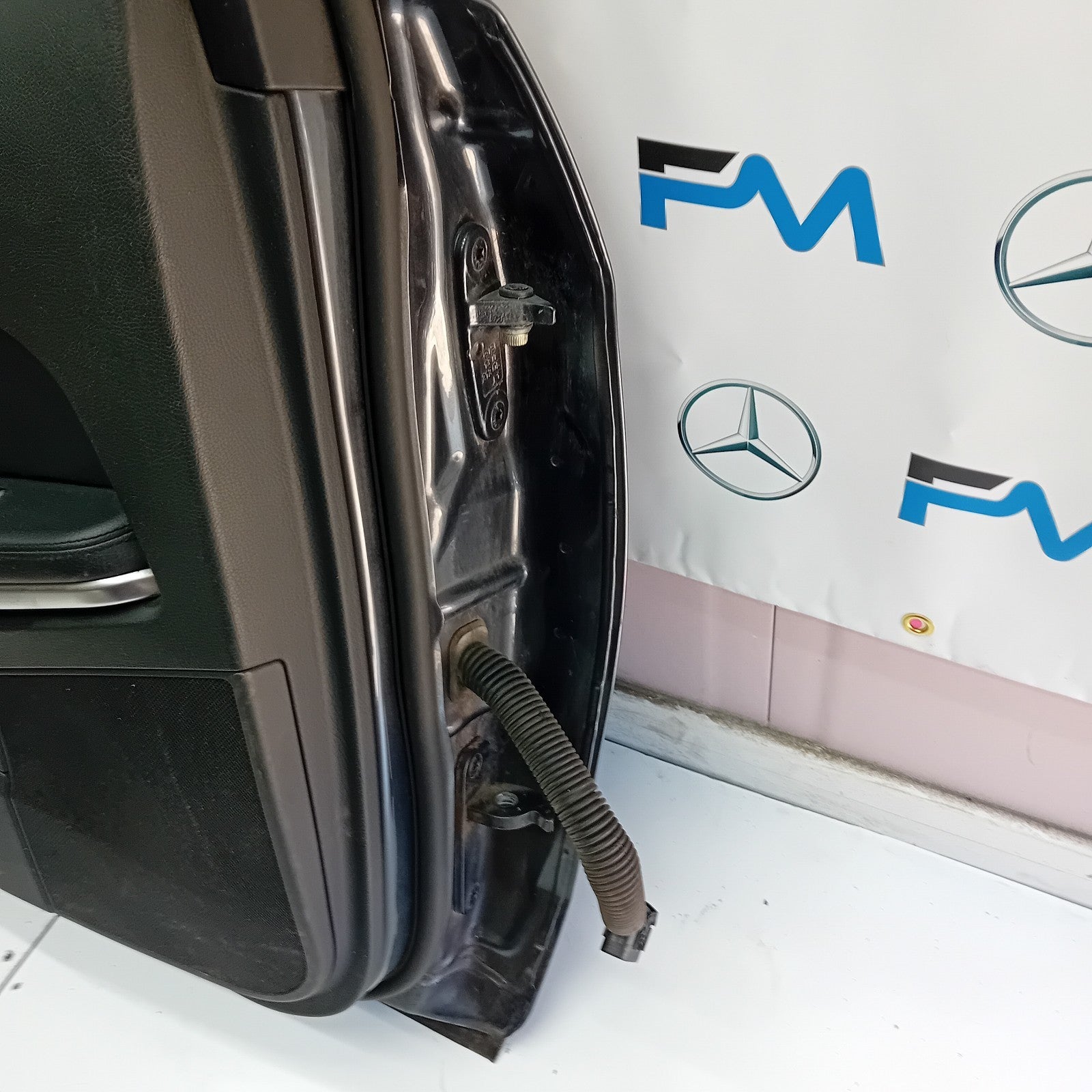 MERCEDES BENZ E-CLASS  W212 PASSENGER SIDE REAR DOOR ( NEAR SIDE REAR ) FM06